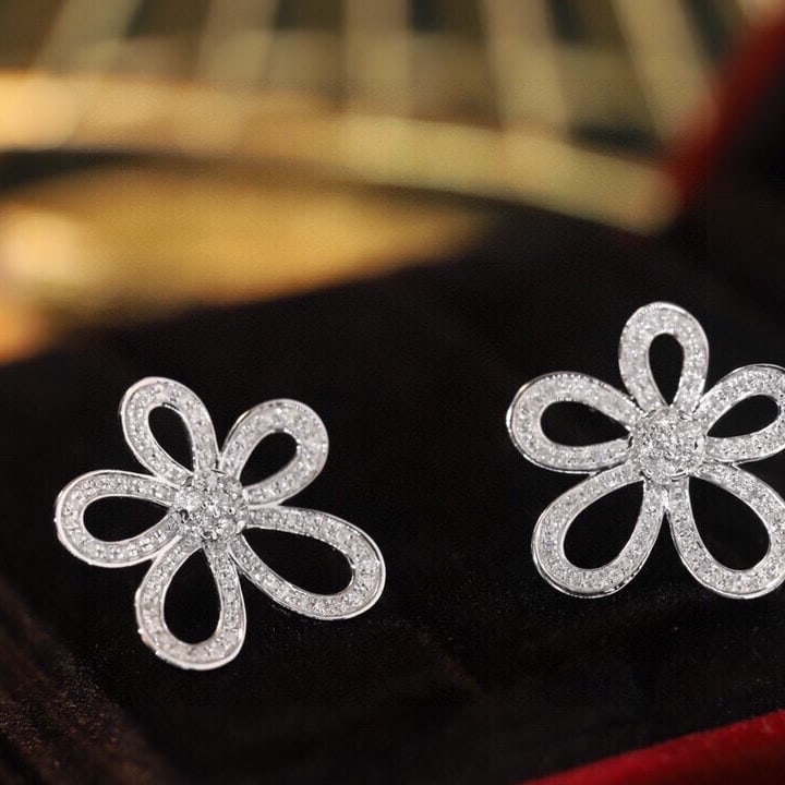 14k Gold 0.60 Ct Natural H Diamond Earrings: Ref:230967258 // gold content:14k gold // main gemstone:diamond // shape:round // carat weight:0. 60ct // clarity grade:vs-si // color:h // treatment:natural // cut grade:g // Low Estimate: 2400