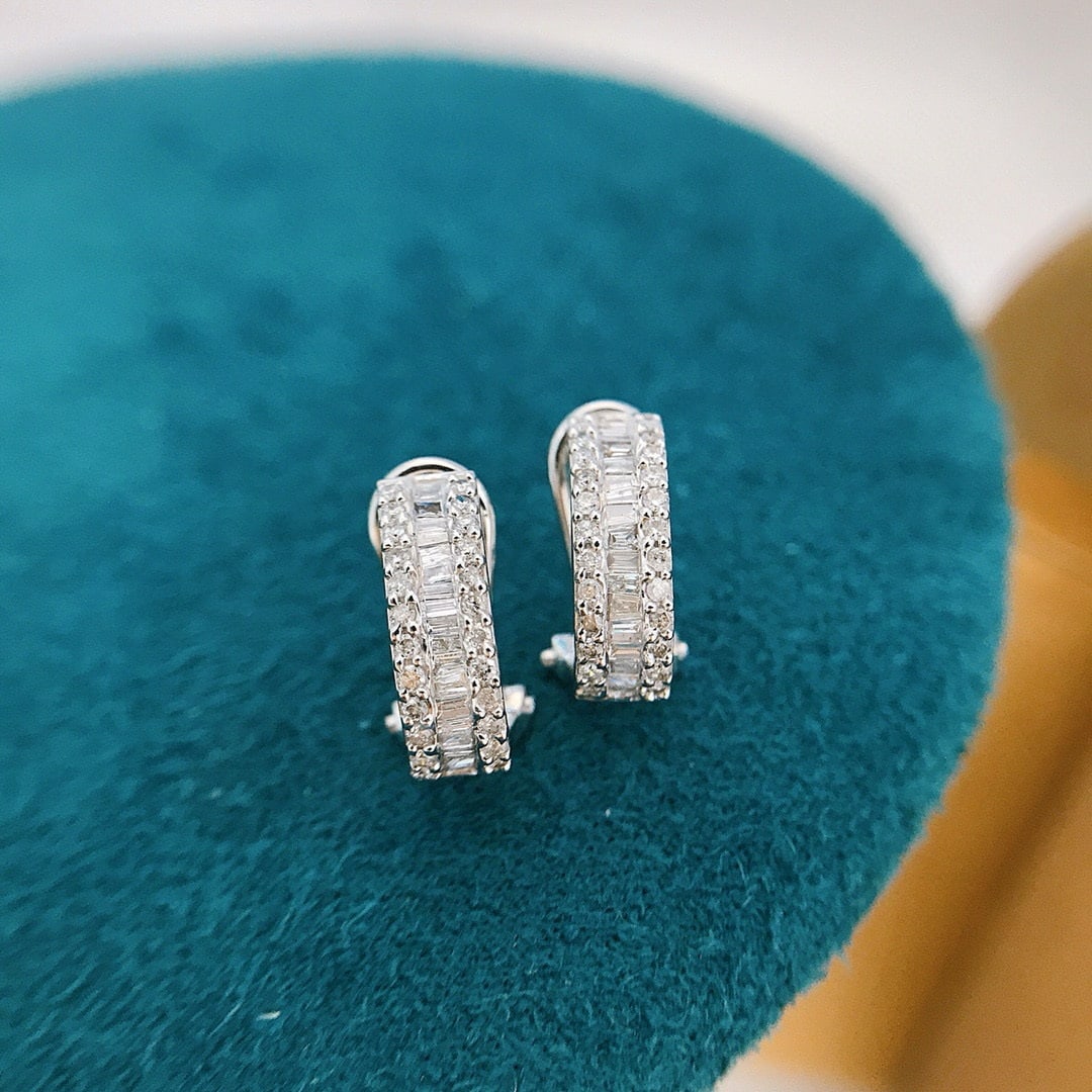 14k Gold 0.5 Ct Natural H Diamond Earrings: Ref:230967253 // gold content:14k gold // main gemstone:diamond // shape:multiply // carat weight:0. 5ct // clarity grade:vs-si // color:h // treatment:natural // High Estimate: 3100 Low Estimate: