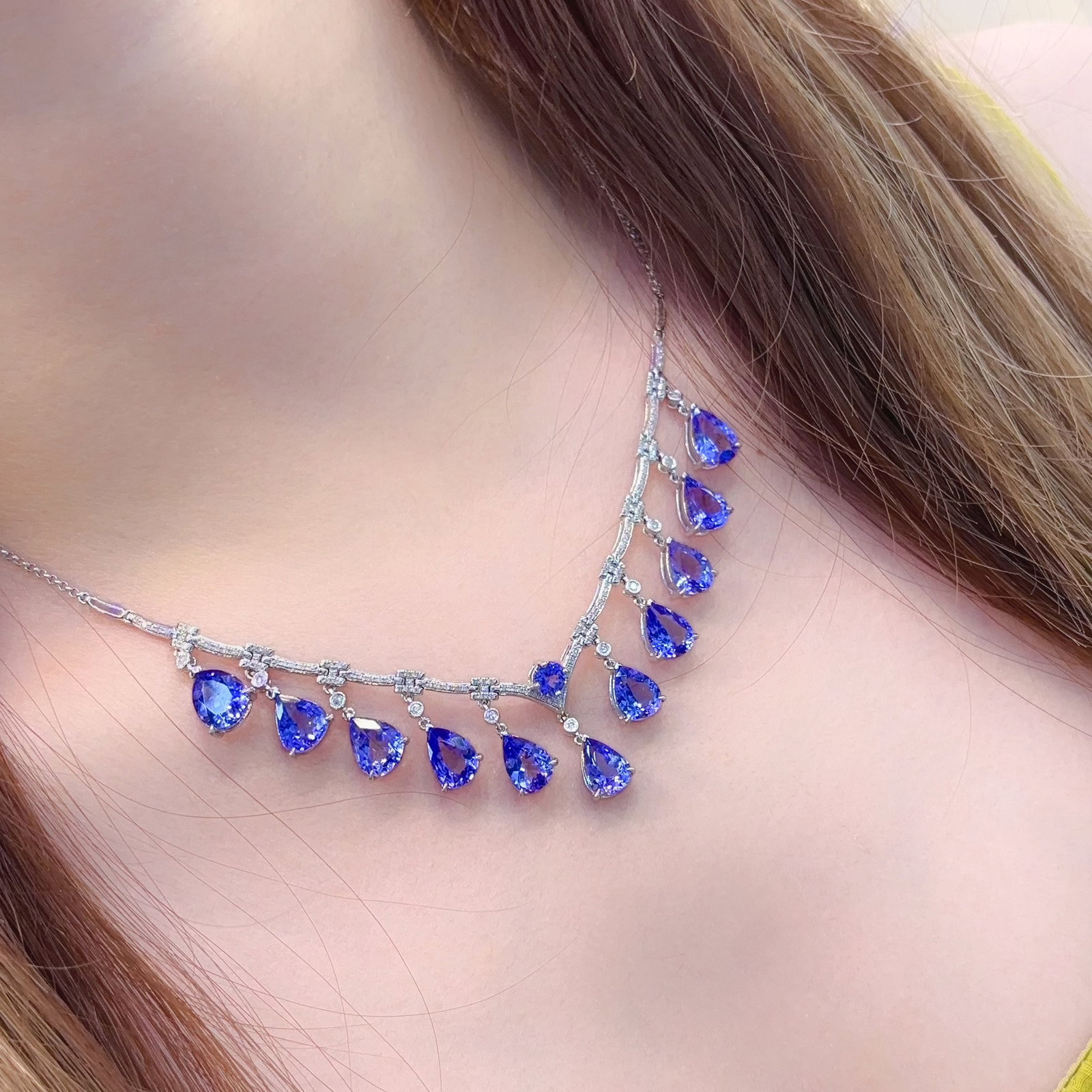 14k Gold 11.8 Ct Natural Tanzanite & Diamond Necklace: Ref:230968034 // gold content:14k gold // main gemstone:tanzanite // shape:multiply // carat weight:11. 8ct // color:blue // treatment:natural // // adjacent gemstone 2 : diamond // shape:round //