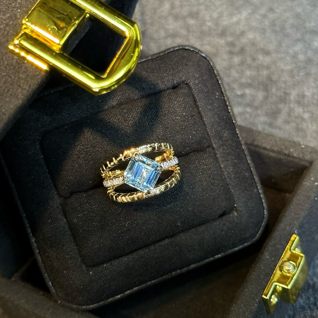 14k Gold 2.35 Ct Natural Aquamarine & Diamond Ring: Ref:230968030 // gold content:14k gold // ring size:7. 25us // // main gemstone:aquamarine // shape:octagonal // carat weight:2. 35ct // color:santa maria color // treatment:natural // // adjacent
