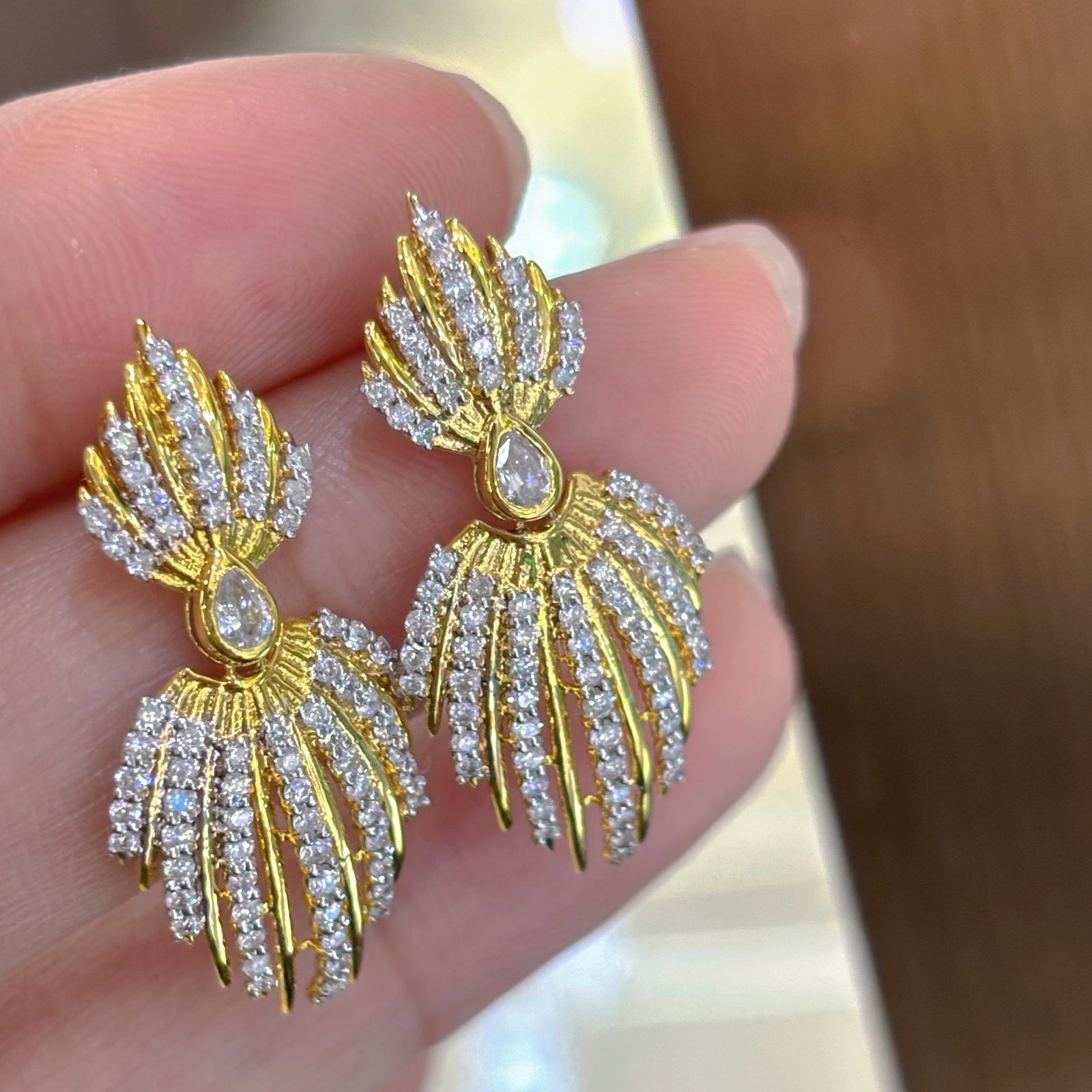 14k Gold 1.35 Ct Natural H Diamond Earrings: Ref:230968038 // gold content:14k gold // main gemstone:diamond // shape:round // carat weight:1. 35ct // clarity grade:vs-si // color:h // treatment:natural // cut grade:g // Low Estimate: 3300