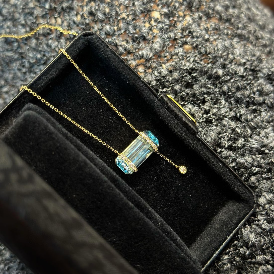 14k Gold 2.95 Ct Natural Aquamarine & Diamond Necklace: Ref:230968069 // gold content:14k gold // main gemstone:aquamarine // shape:octagonal // carat weight:2. 95ct // color:santa maria color // treatment:natural // // adjacent gemstone 2 : diamond //