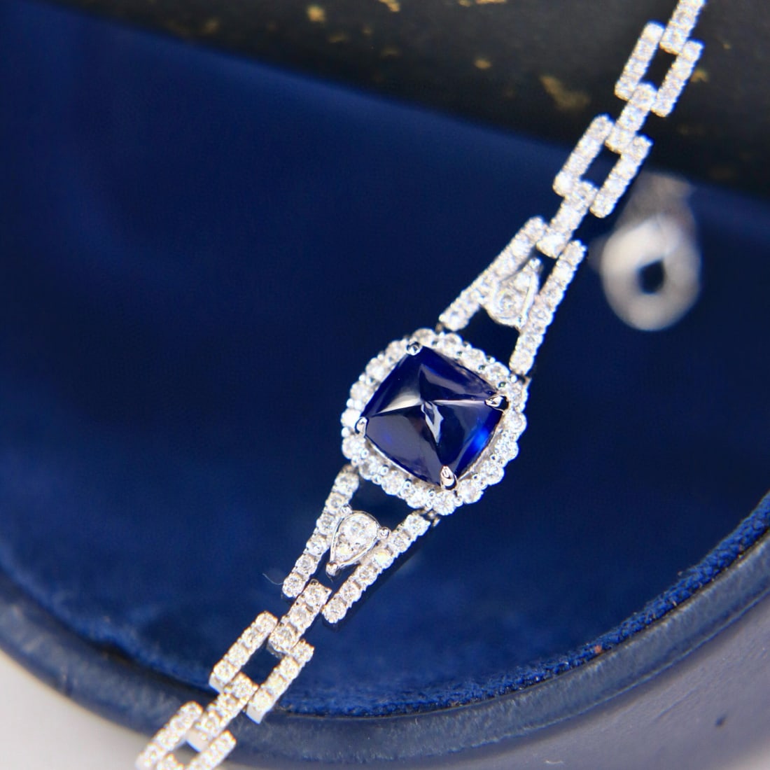14k Gold 2.15 Ctw Natural Sapphire & Diamond Bracelet: Ref:230968078 // gold content:14k gold // main gemstone:sapphire // shape:suger-loaf // carat weight:1. 66ct // color:royal blue // treatment:natural // // adjacent gemstone 2 : diamond //