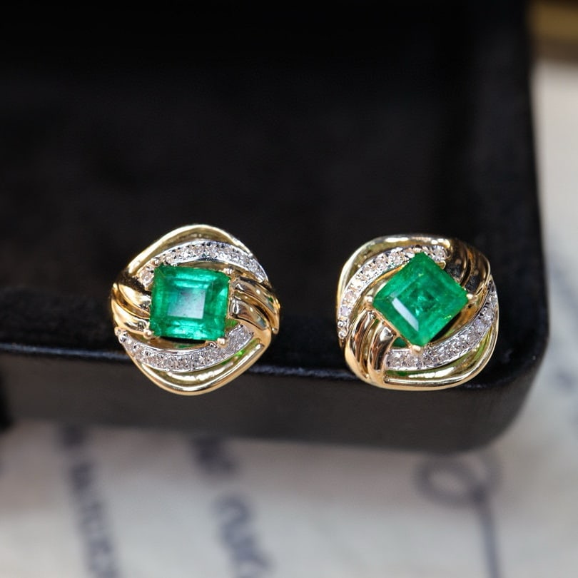 14k Gold 0.89 Ctw Vivid Green Natural Emerald & Diamond Earrings: Ref:230968087 // gold content:14k gold // main gemstone:emerald // shape:square // carat weight:0. 79ct // color:vivid green // treatment:natural // // adjacent gemstone 2 : diamond // shape:round //