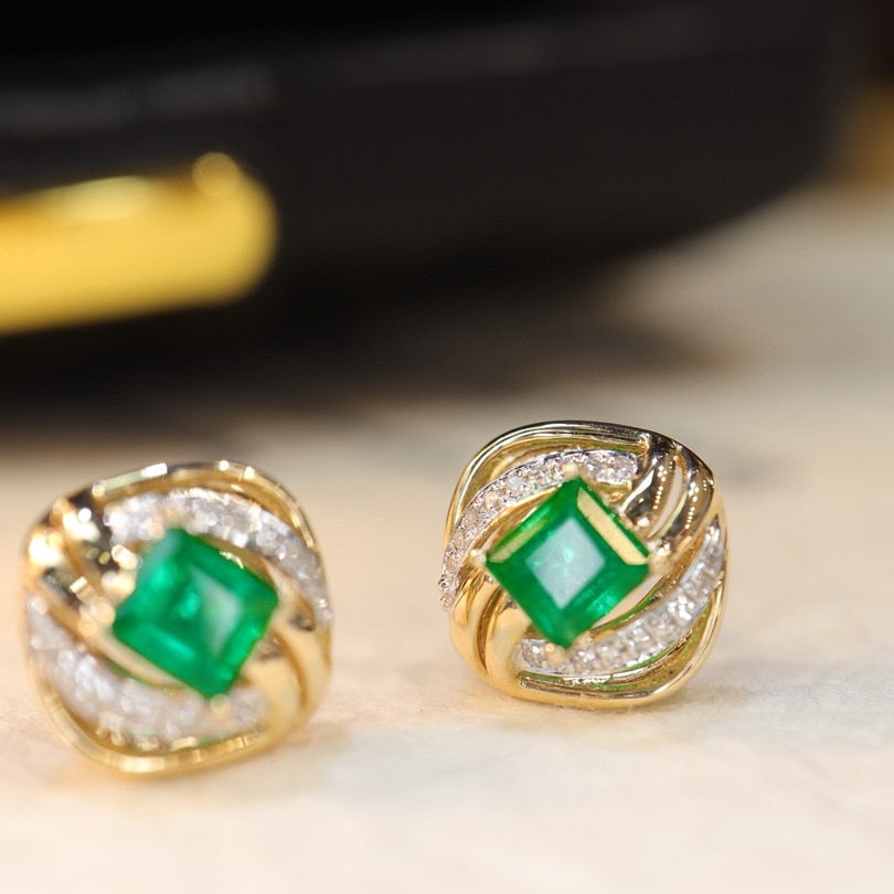 14k Gold 0.89 Ctw Vivid Green Natural Emerald & Diamond Earrings - 5