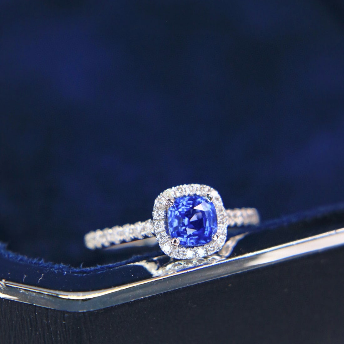 14k Gold 1.42 Ctw Natural Sapphire & Diamond Ring: Ref:230968095 // gold content:14k gold // ring size:7. 25us // // main gemstone:sapphire // shape:cushion // carat weight:1. 09ct // color:cornflower blue // treatment:natural // // adjacent gemstone