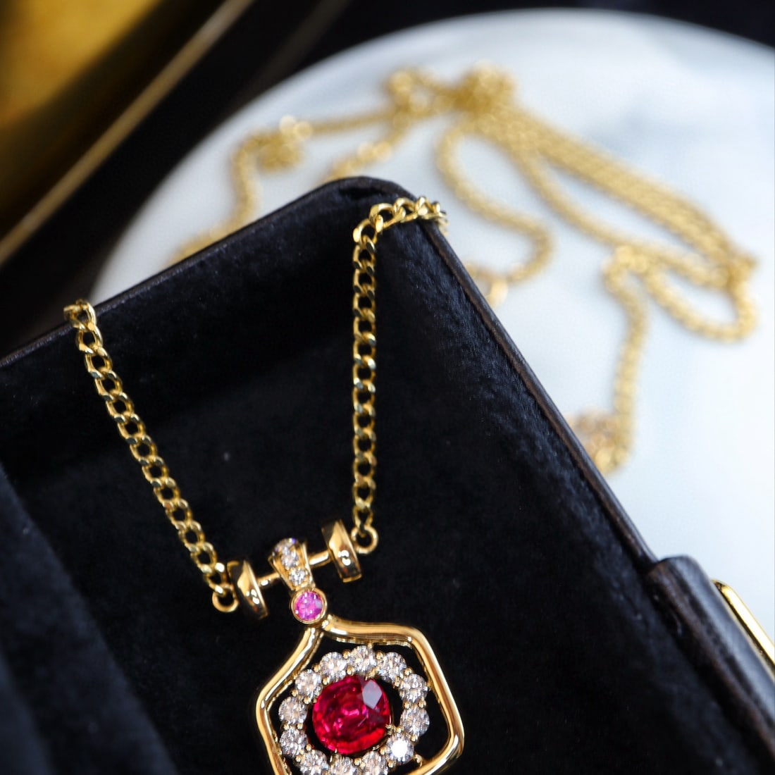 14k Gold 0.6 Ct Natural Ruby & Diamond Necklace: Ref:230968110 // gold content:14k gold // main gemstone:ruby // shape:oval // carat weight:0. 6ct // color:pigeonblood red // treatment:natural // // adjacent gemstone 2 : diamond // shape:round //