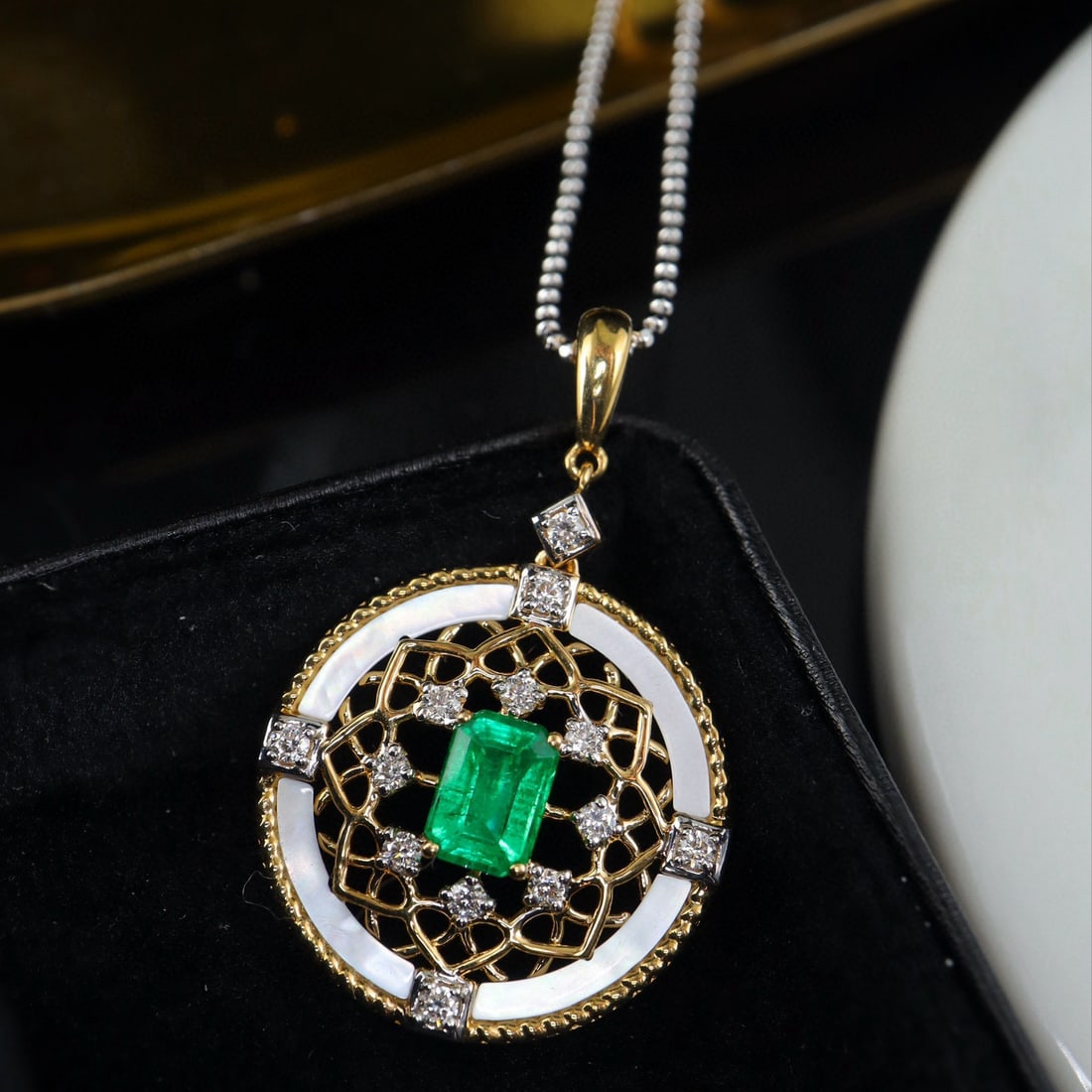 14k Gold 0.6 Ct Vivid Green Natural Emerald & Diamond Pendant( Without Chain ): Ref:230968111 // gold content:14k gold // main gemstone:emerald // shape:octagonal // carat weight:0. 6ct // color:vivid green // treatment:natural // // adjacent gemstone 2 : diamond // shape:round