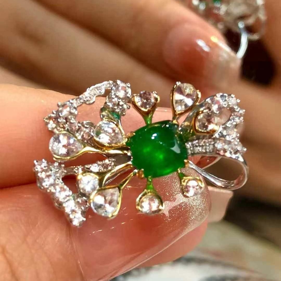 14k Gold 1.87 Ct Vivid Green Natural Emerald & Diamond Ring: Ref:230968192 // gold content:14k gold // ring size:7. 25us // // main gemstone:emerald // shape:suger-loaf // carat weight:1. 87ct // color:vivid green // treatment:natural // // adjacent gemstone 2