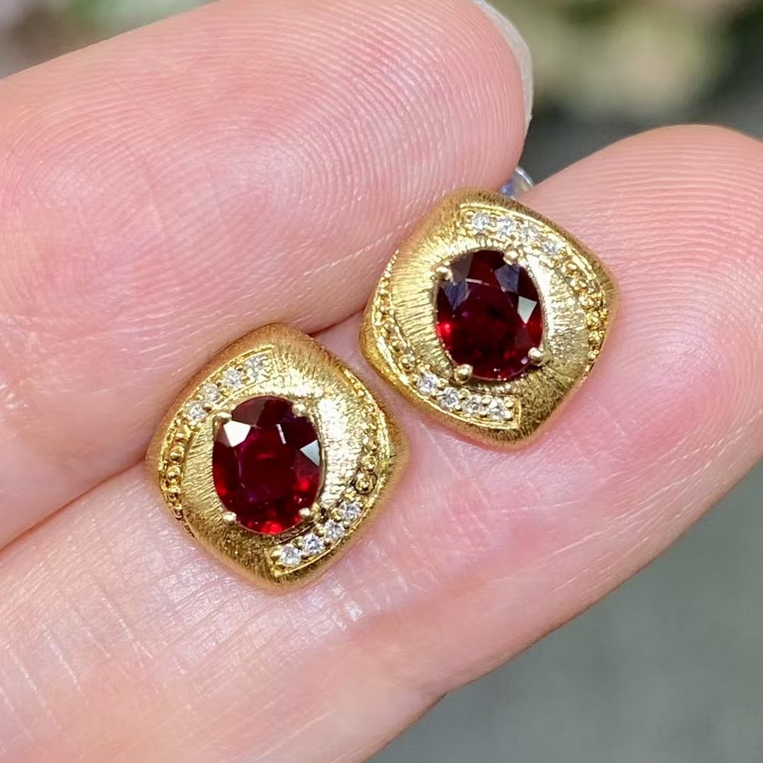 14k Gold 1 Ct Natural Ruby & Diamond Earrings: Ref:230968223 // gold content:14k gold // main gemstone:ruby // shape:oval // carat weight:1ct // color:pigeonblood red // treatment:natural // // adjacent gemstone 2 : diamond // shape:round //