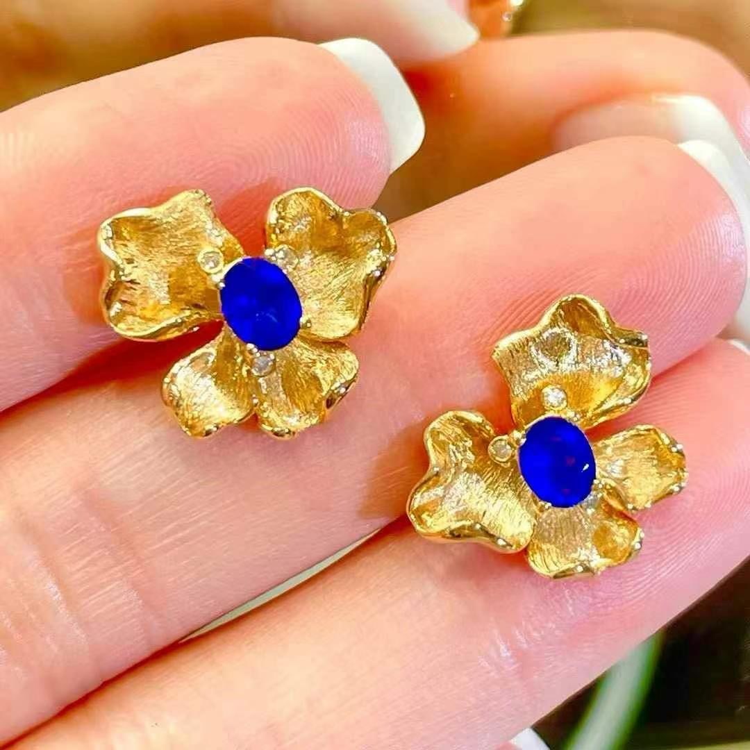 14k Gold 0.8 Ct Natural Sapphire & Diamond Earrings: Ref:230968200 // gold content:14k gold // main gemstone:sapphire // shape:oval // carat weight:0. 8ct // color:royal blue // treatment:natural // // adjacent gemstone 2 : diamond // shape:round //