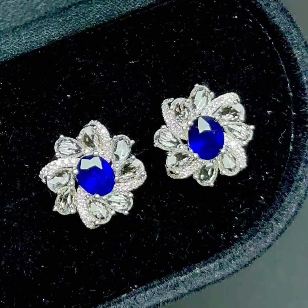 14k Gold 0.8 Ct Natural Sapphire & Diamond & Sapphire Earrings: Ref:230968210 // gold content:14k gold // main gemstone:sapphire // shape:oval // carat weight:0. 8ct // color:royal blue // treatment:natural // // adjacent gemstone 2 : diamond // shape:round //