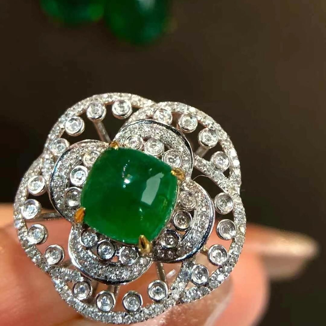 14k Gold 1.58 Ct Vivid Green Natural Emerald & Diamond Ring: Ref:230968221 // gold content:14k gold // ring size:7. 25us // // main gemstone:emerald // shape:suger-loaf // carat weight:1. 58ct // color:vivid green // treatment:natural // // adjacent gemstone 2