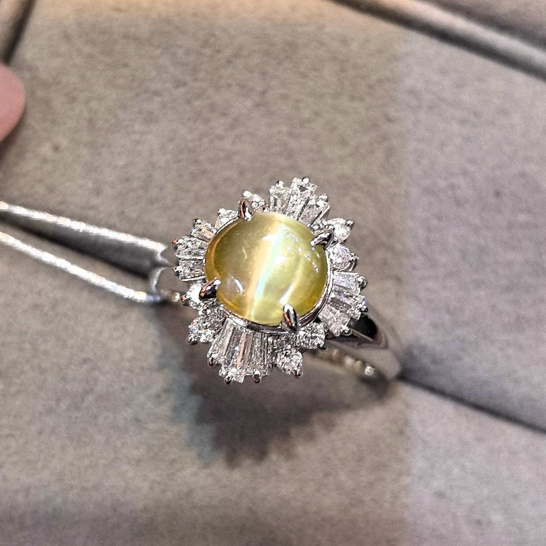 14k Gold 2.69 Ctw Natural Cat's?Eye & Diamond Ring: Ref:230968246 // gold content:14k gold // ring size:7. 25us // // main gemstone:cat's? Eye // shape:oval // carat weight:2ct // color:yellow // treatment:natural // // adjacent gemstone 2 : diamond