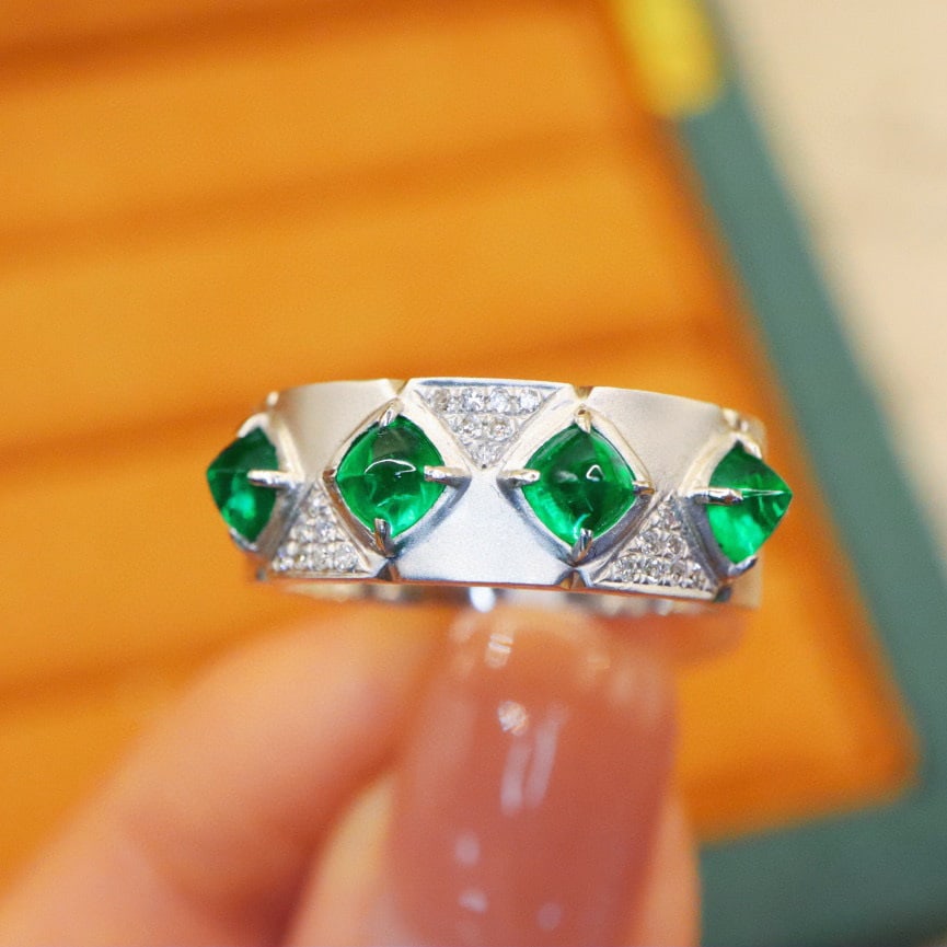 14k Gold 1.18 Ctw Vivid Green Natural Emerald & Diamond Ring: Ref:230968323 // gold content:14k gold // ring size:7. 25us // // main gemstone:emerald // shape:suger-loaf // carat weight:1. 08ct // color:vivid green // treatment:natural // // adjacent gemstone 2