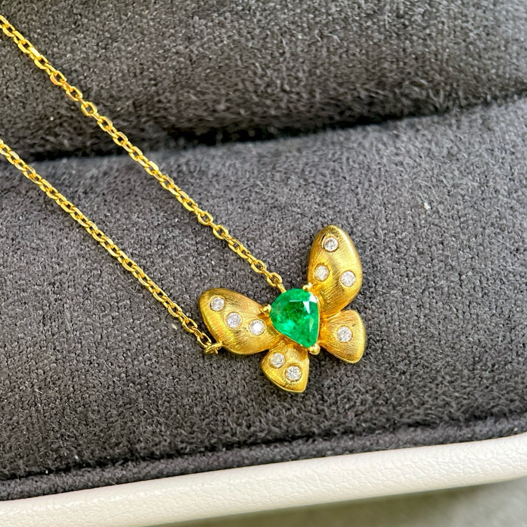 14k Gold 0.29 Ctw Vivid Green Natural Emerald & Diamond & Butterfly Necklace - 3