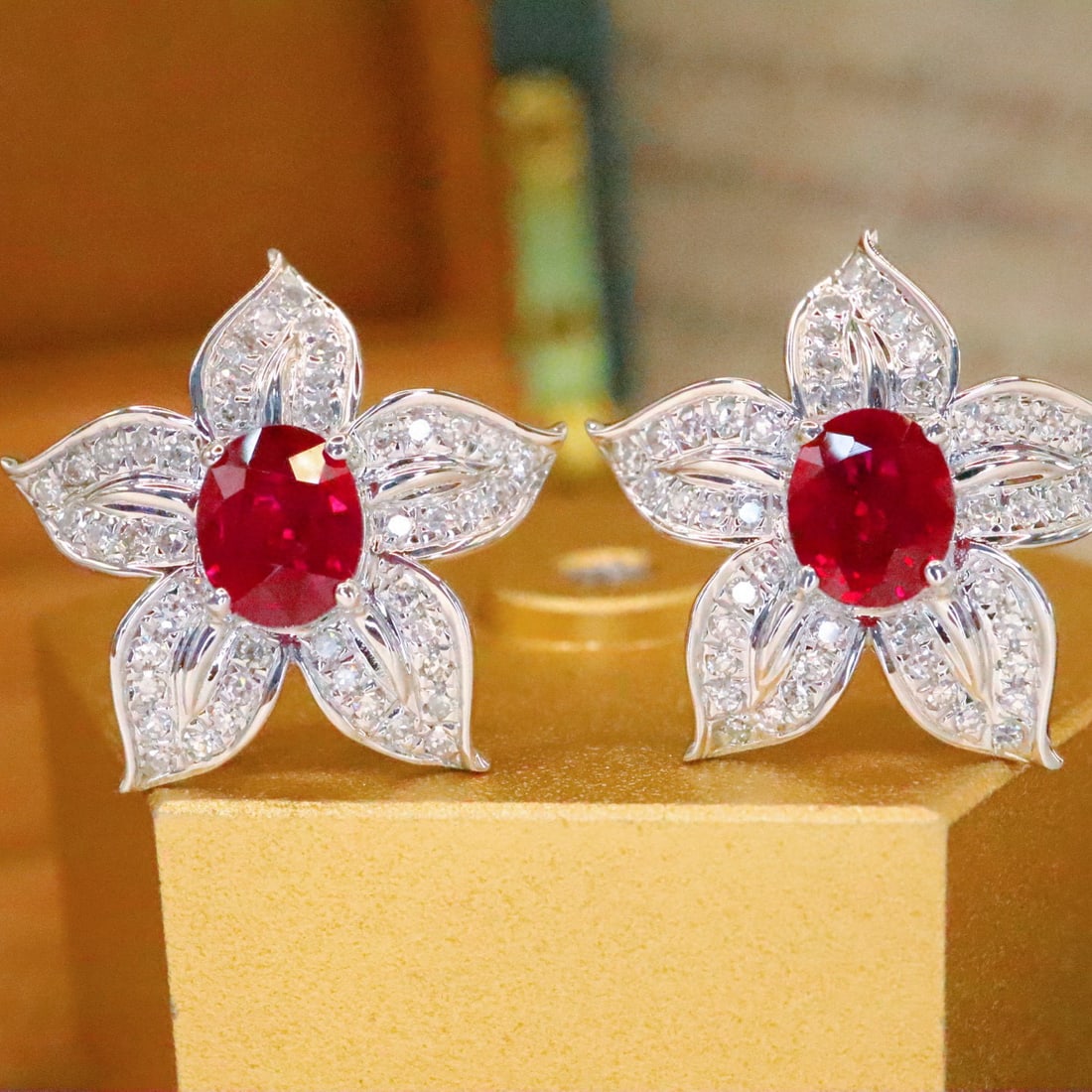 14k Gold 1.13 Ctw Natural Ruby & Diamond Earrings: Ref:230968322 // gold content:14k gold // main gemstone:ruby // shape:oval // carat weight:0. 86ct // color:pigeonblood red // treatment:natural // // adjacent gemstone 2 : diamond // number of