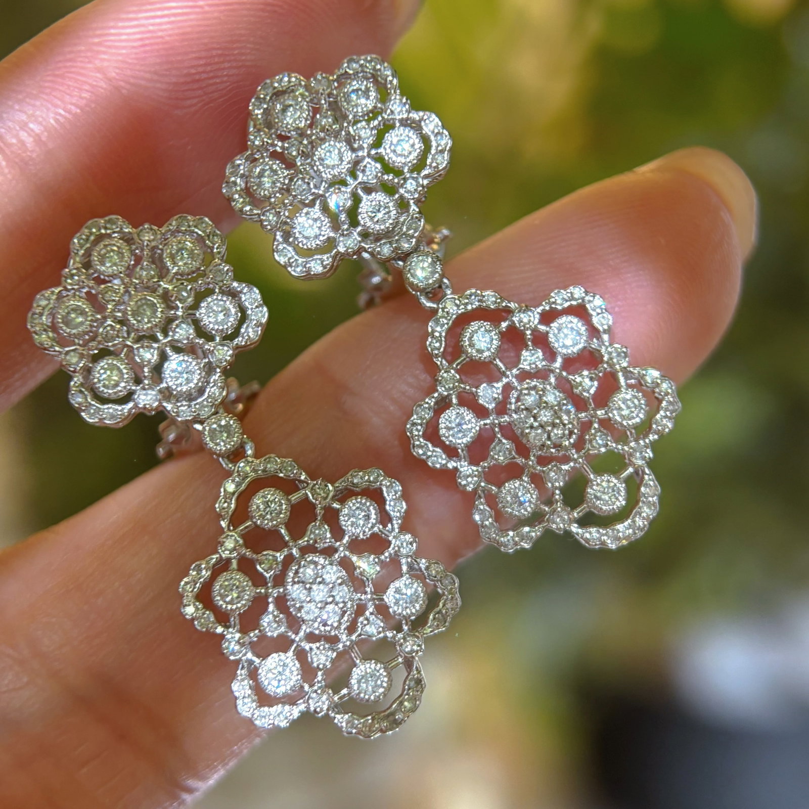 14k Gold 1 Ct Natural H Diamond Earrings: Ref:230968342 // gold content:14k gold // main gemstone:diamond // shape:round // carat weight:1ct // clarity grade:vs-si // color:h // treatment:natural // cut grade:g // High Estimate: 5000