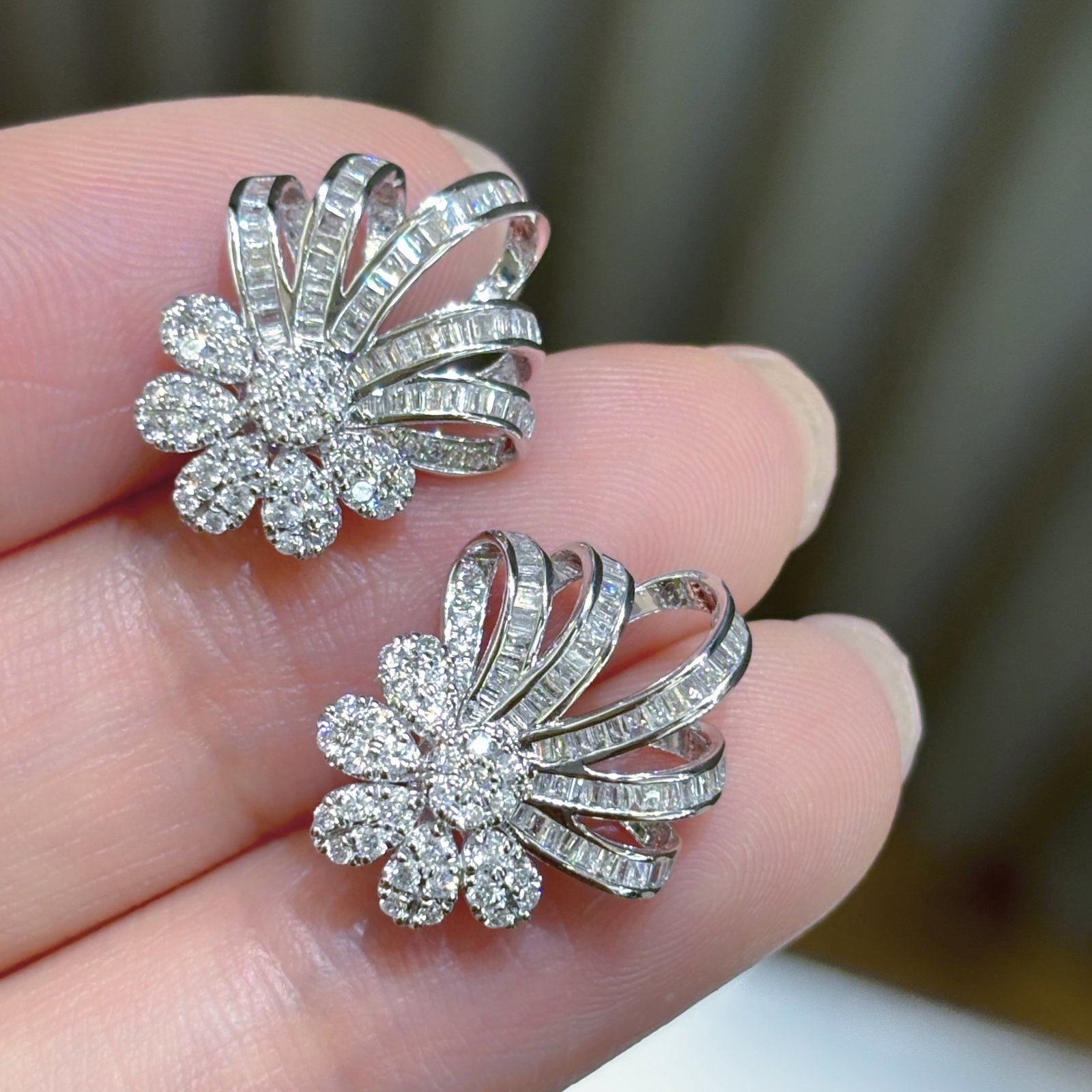 14k Gold 1.1 Ct Natural H Diamond Earrings: Ref:230968348 // gold content:14k gold // main gemstone:diamond // shape:multiply // carat weight:1. 1ct // clarity grade:vs-si // color:h // treatment:natural // Low Estimate: 2600 Condition: New