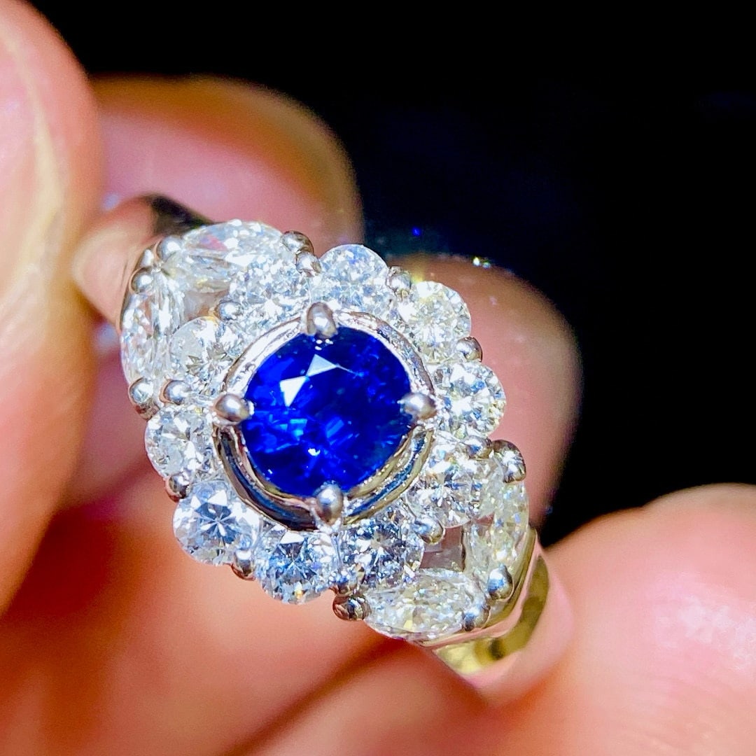 14k Gold 1.05 Ctw Vivid Blue Natural Sapphire & Diamond Ring: Ref:230968329 // gold content:14k gold // ring size:7. 25us // // main gemstone:sapphire // shape:oval // carat weight:0. 44ct // color:vivid blue // treatment:natural // // adjacent gemstone 2 :