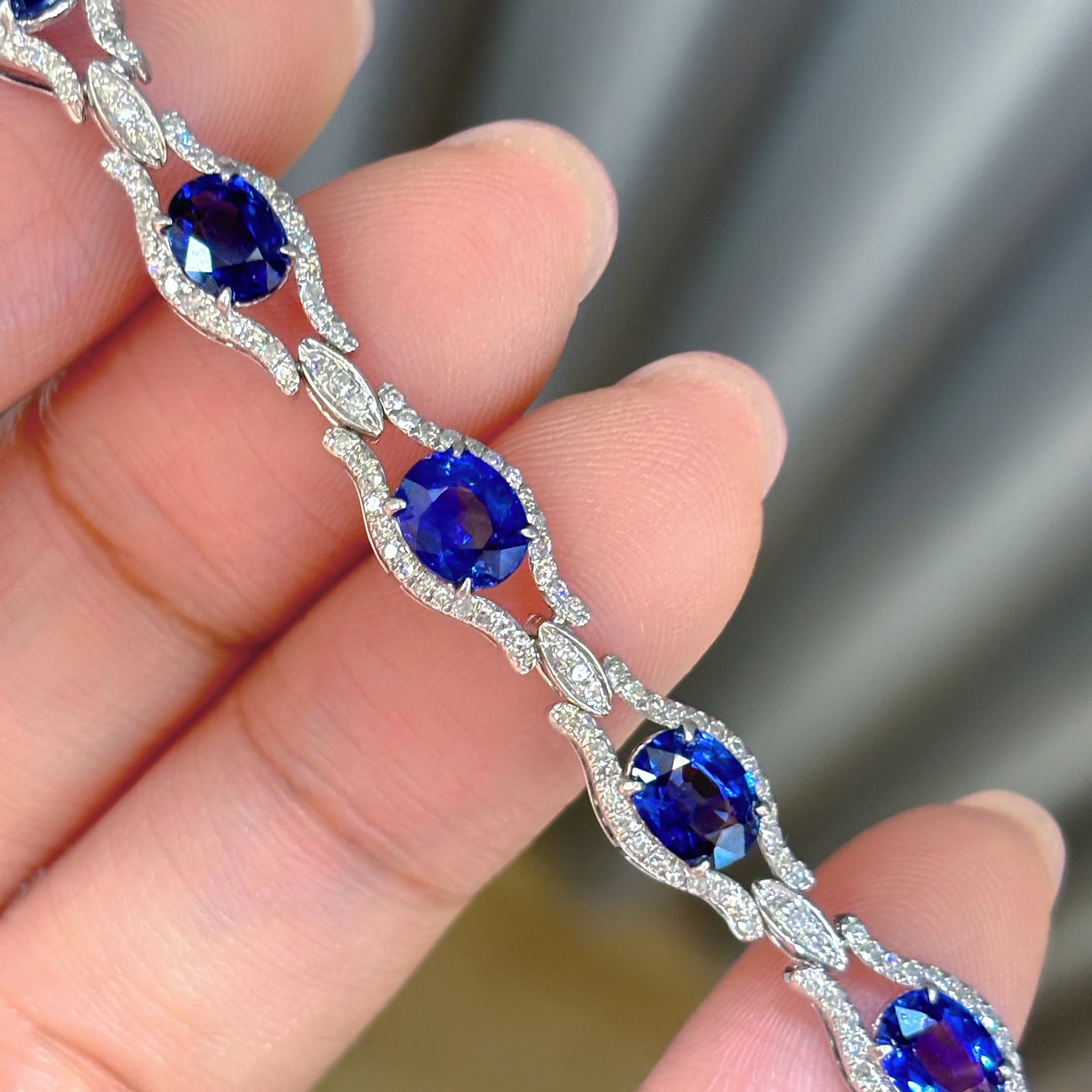 14k Gold 3 Ct Natural Sapphire & Diamond Bracelet: Ref:230968361 // gold content:14k gold // main gemstone:sapphire // shape:oval // carat weight:3ct // color:royal blue // treatment:natural // // adjacent gemstone 2 : diamond // shape:round //