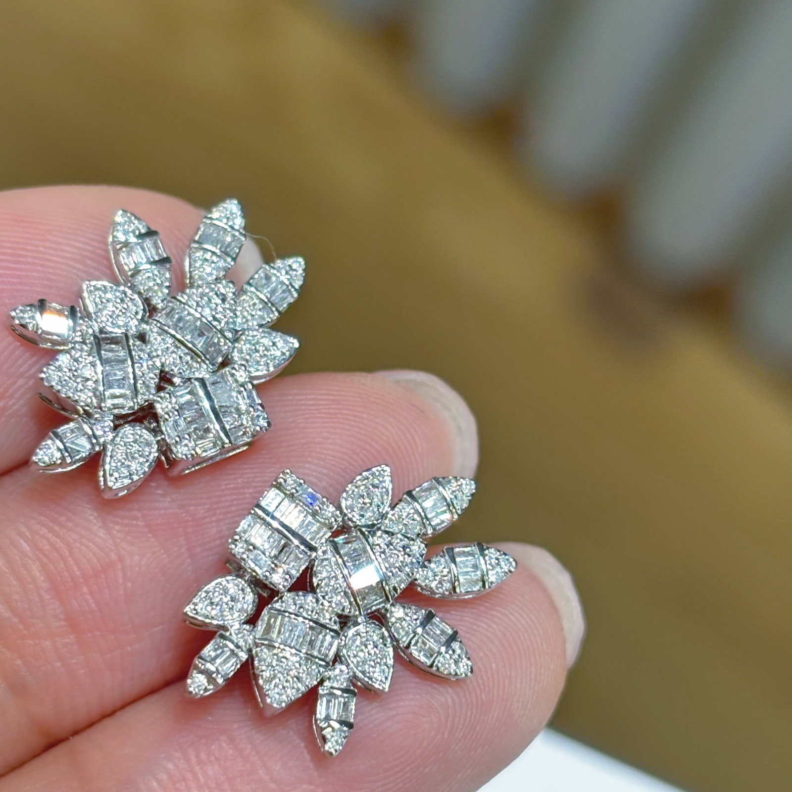 14k Gold 0.7 Ct Natural H Diamond Earrings: Ref:230968346 // gold content:14k gold // main gemstone:diamond // shape:multiply // carat weight:0. 7ct // clarity grade:vs-si // color:h // treatment:natural // High Estimate: 4300 Condition: New Lo
