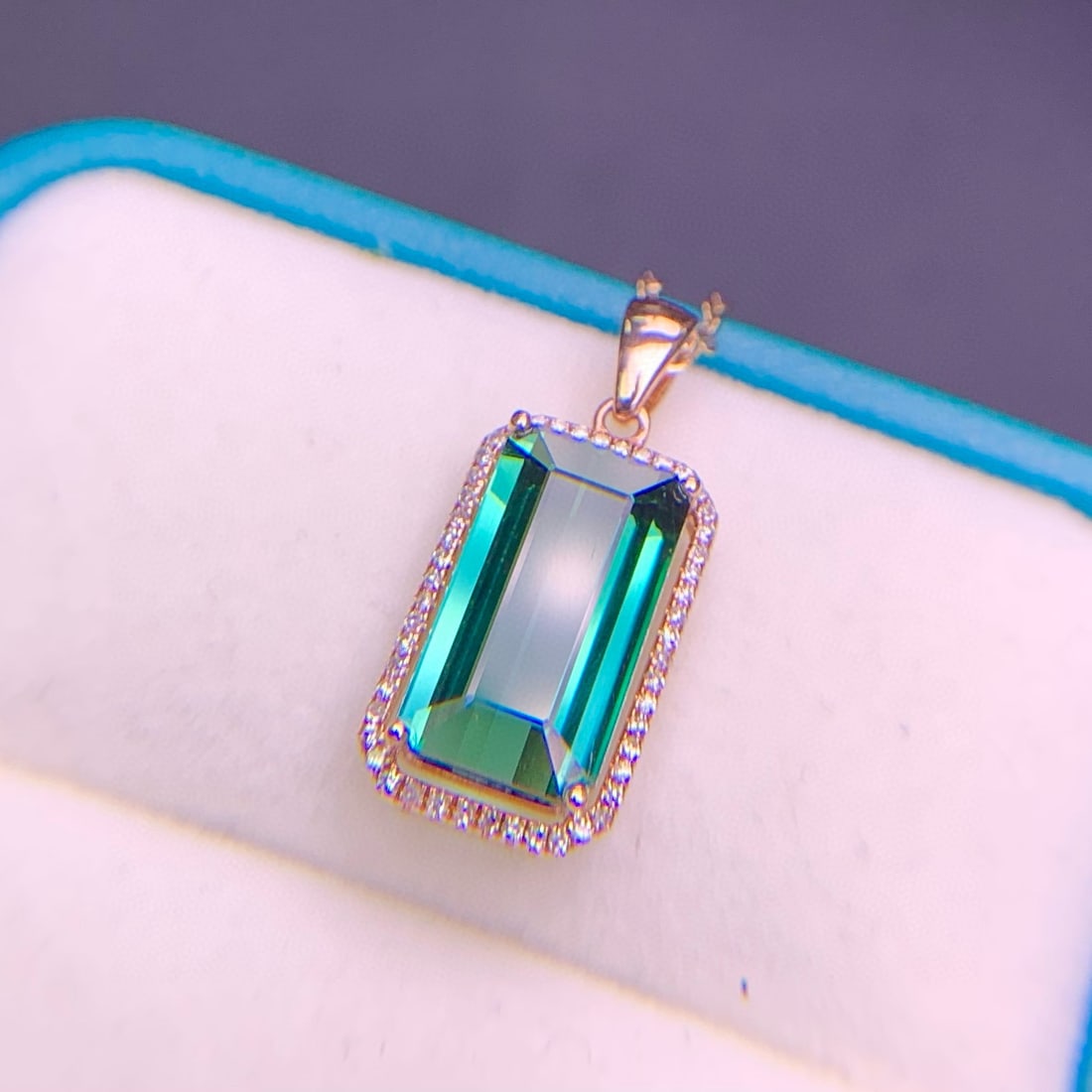 14k Gold 3.3 Ct Natural Tourmaline & Diamond Pendant( Without Chain ): Ref:230968381 // gold content:14k gold // main gemstone:tourmaline // shape:octagonal // carat weight:3. 3ct // color:green // treatment:natural // // adjacent gemstone 2 : diamond // shape:round //