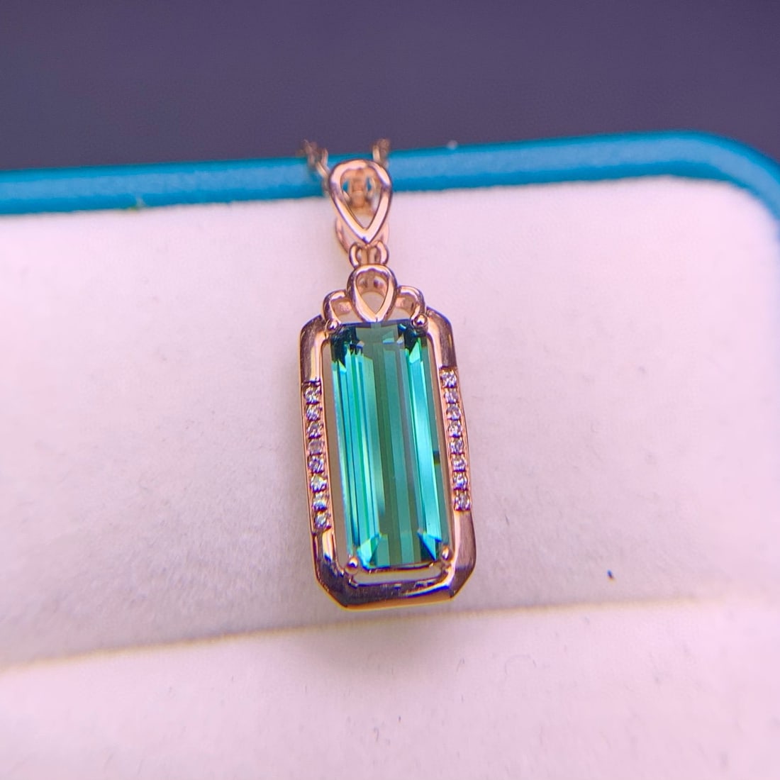 14k Gold 1.8 Ct Natural Tourmaline & Diamond Pendant( Without Chain ): Ref:230968380 // gold content:14k gold // main gemstone:tourmaline // shape:octagonal // carat weight:1. 8ct // color:green // treatment:natural // // adjacent gemstone 2 : diamond // shape:round //