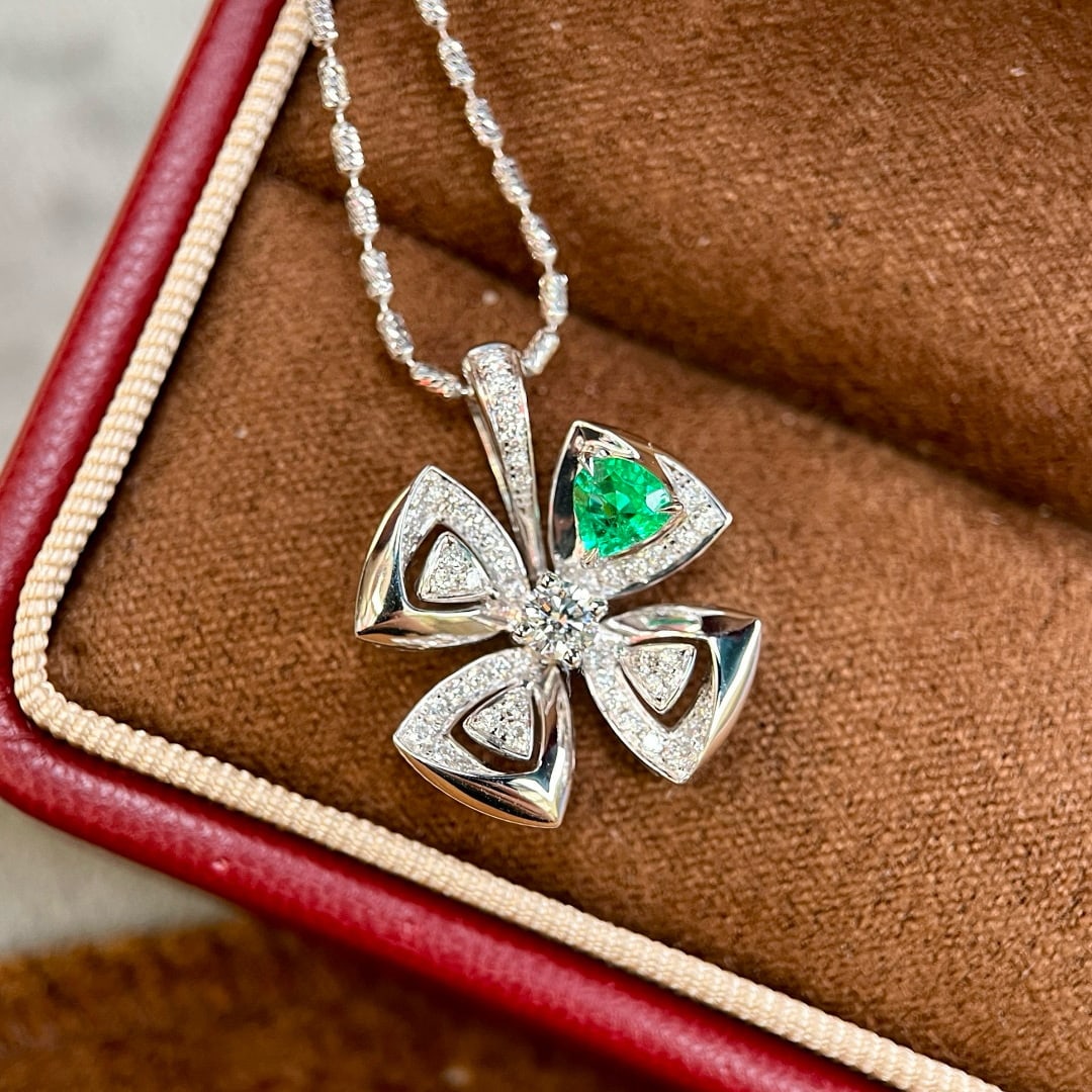 14k Gold 0.61 Ctw Vivid Green Natural Emerald & Diamond Pendant( Without Chain ): Ref:230968265 // gold content:14k gold // main gemstone:emerald // shape:pear // carat weight:0. 24ct // color:vivid green // treatment:natural // // adjacent gemstone 2 : diamond // shape:round //