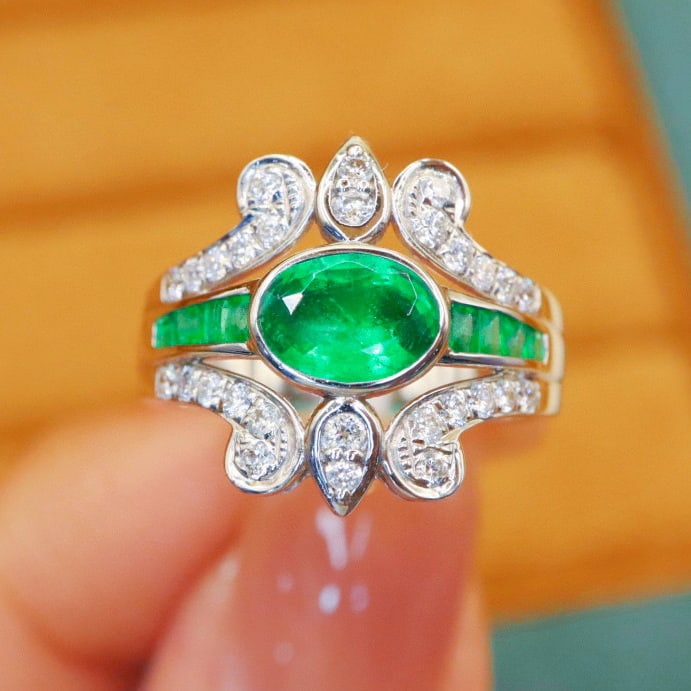 14k Gold 1.04 Ctw Natural Emerald & Diamond Ring: Ref:230968324 // gold content:14k gold // ring size:7. 25us // // main gemstone:emerald // shape:oval // carat weight:0. 72ct // color:green // treatment:natural // // adjacent gemstone 2 : diamond