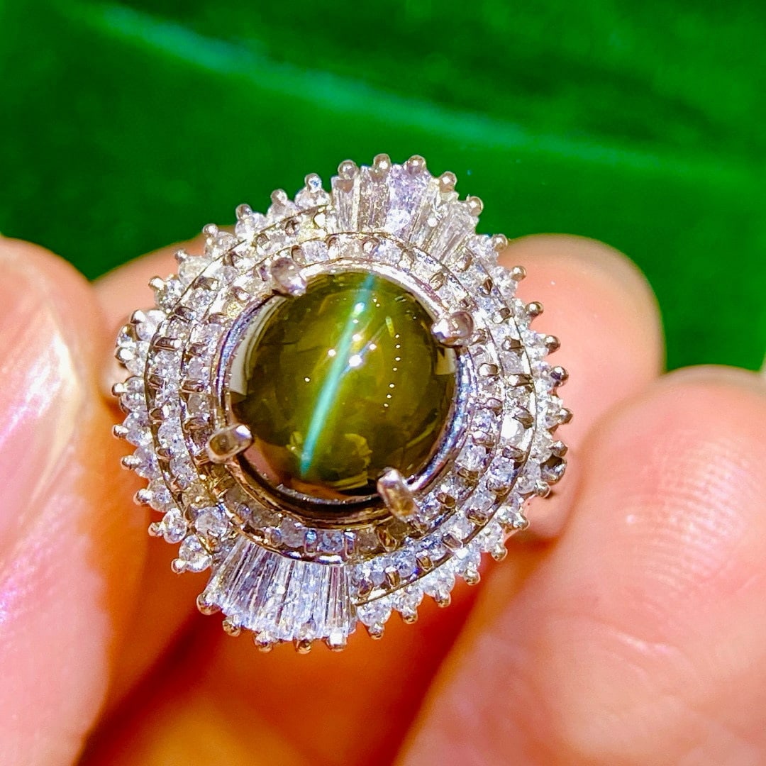 14k Gold 4.7 Ctw Natural Cat's?Eye & Diamond Ring: Ref:230968328 // gold content:14k gold // ring size:7. 25us // // main gemstone:cat's? Eye // shape:oval // carat weight:4ct // color:green // treatment:natural // // adjacent gemstone 2 : diamond //
