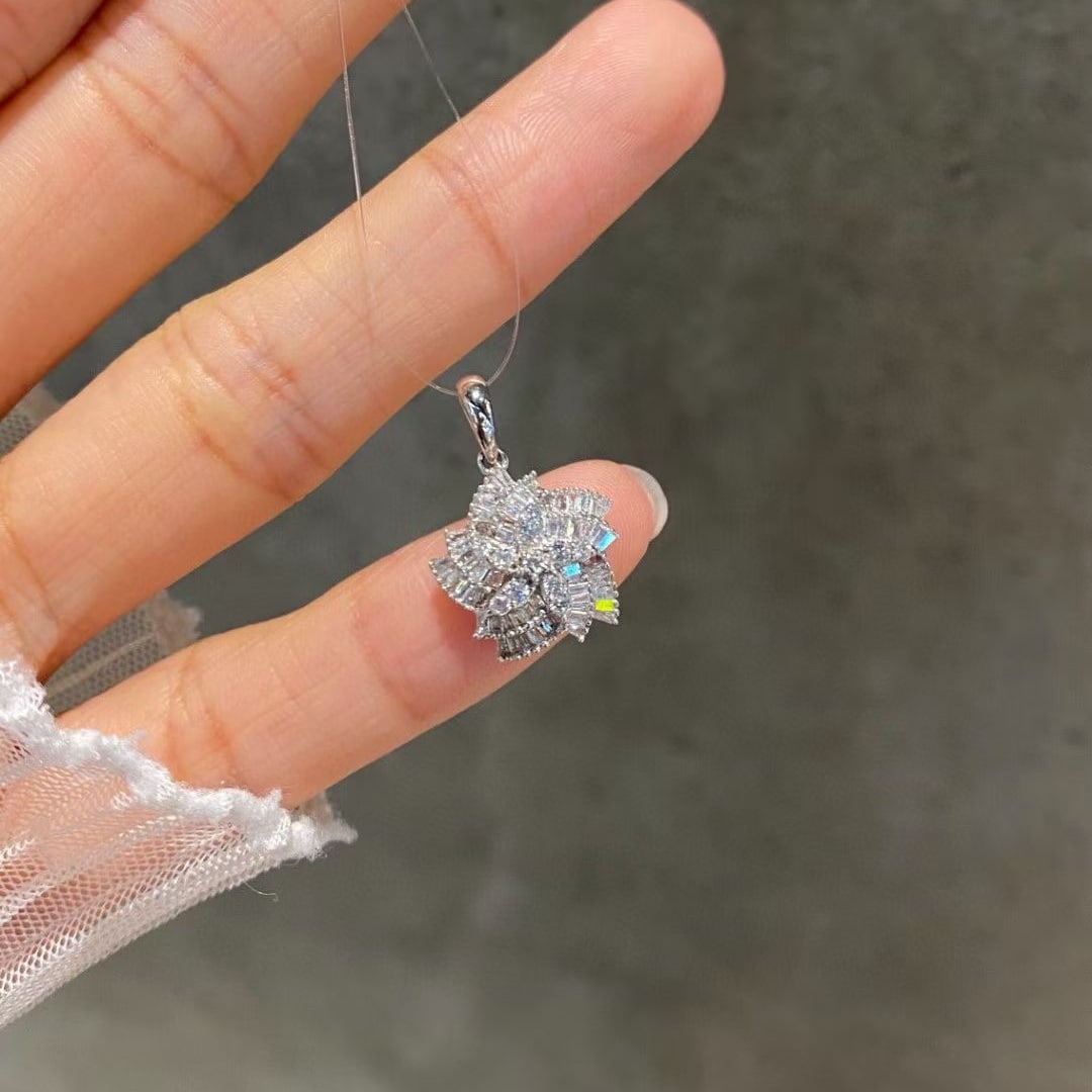 14k Gold 0.5 Ct Natural H Diamond Pendant( Without Chain ): Ref:230968435 // gold content:14k gold // main gemstone:diamond // shape:multiply // carat weight:0. 5ct // clarity grade:vs-si // color:h // treatment:natural // Low Estimate: 1500 Condition: New Hig