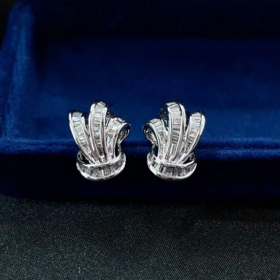 14k Gold 0.46 Ct Natural H Diamond Earrings: Ref:230969048 // gold content:14k gold // main gemstone:diamond // shape:baguette // carat weight:0. 46ct // clarity grade:vs-si // color:h // treatment:natural // Low Estimate: 4800 Condition: New
