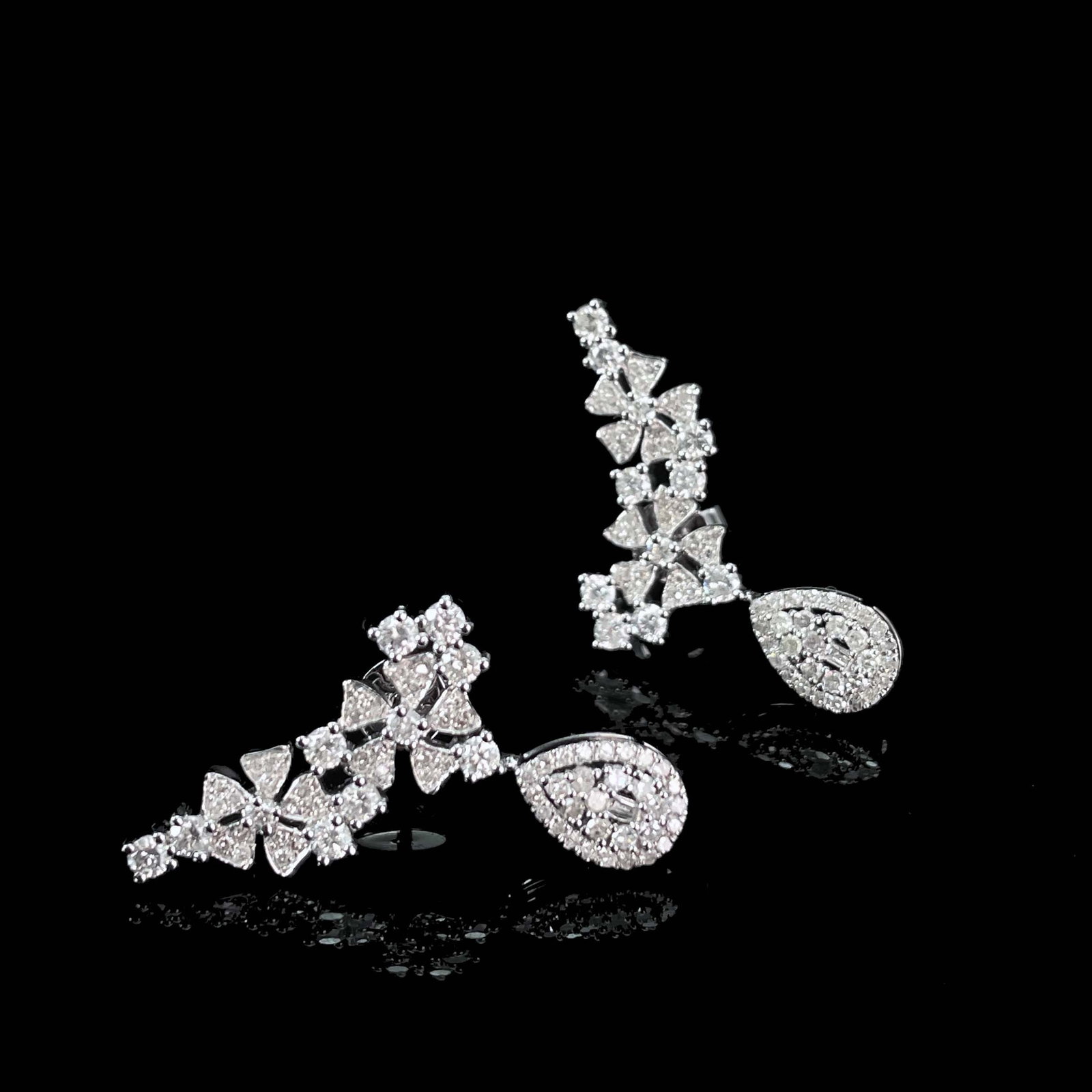 14k Gold 0.8 Ct Natural H Diamond Earrings: Ref:230969064 // gold content:14k gold // main gemstone:diamond // shape:multiply // carat weight:0. 8ct // clarity grade:vs-si // color:h // treatment:natural // High Estimate: 5300 Low Estimate: