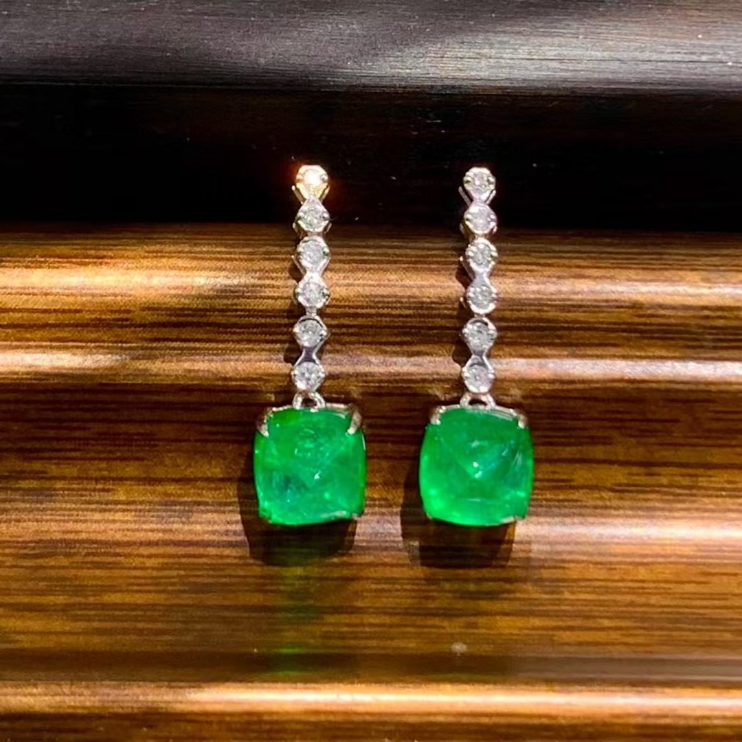 14k Gold 2 Ct Natural Emerald & Diamond Earrings: Ref:230969112 // gold content:14k gold // main gemstone:emerald // shape:suger-loaf // carat weight:2ct // color:green // treatment:natural // // adjacent gemstone 2 : diamond // shape:round //