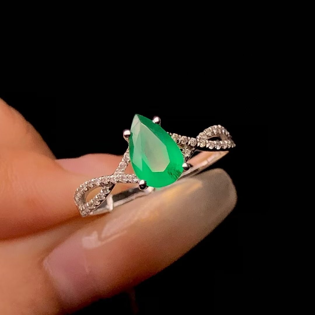 14k Gold 0.81 Ctw Natural Emerald & Diamond Ring: Ref:230969105 // gold content:14k gold // ring size:7. 25us // // main gemstone:emerald // shape:pear // carat weight:0. 69ct // color:green // treatment:natural // // adjacent gemstone 2 : diamond