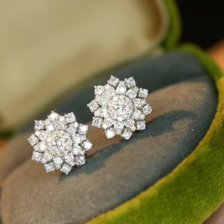 14k Gold 0.86 Ct Natural H Diamond Earrings: Ref:230969141 // gold content:14k gold // main gemstone:diamond // shape:round // carat weight:0. 86ct // clarity grade:vs-si // color:h // treatment:natural // cut grade:g // High Estimate: 4300