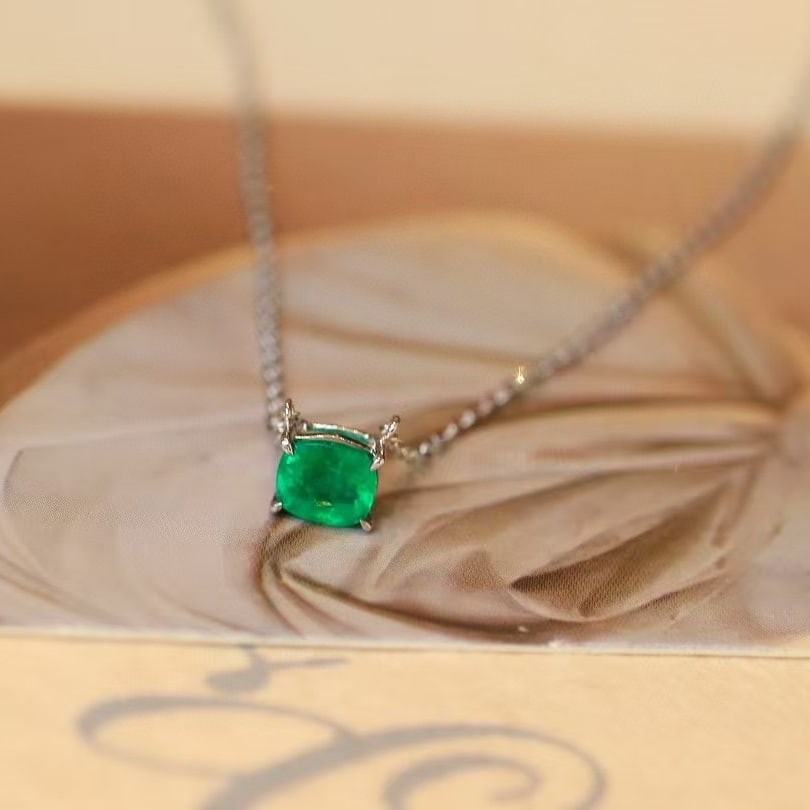 14k Gold 0.53 Ct Vivid Green Natural Emerald Necklace - 3