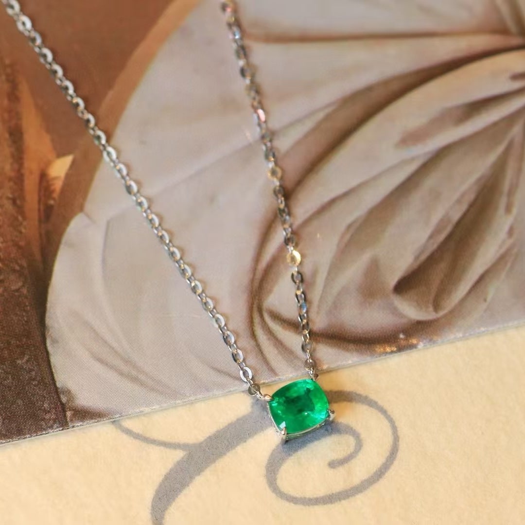 14k Gold 0.53 Ct Vivid Green Natural Emerald Necklace - 4