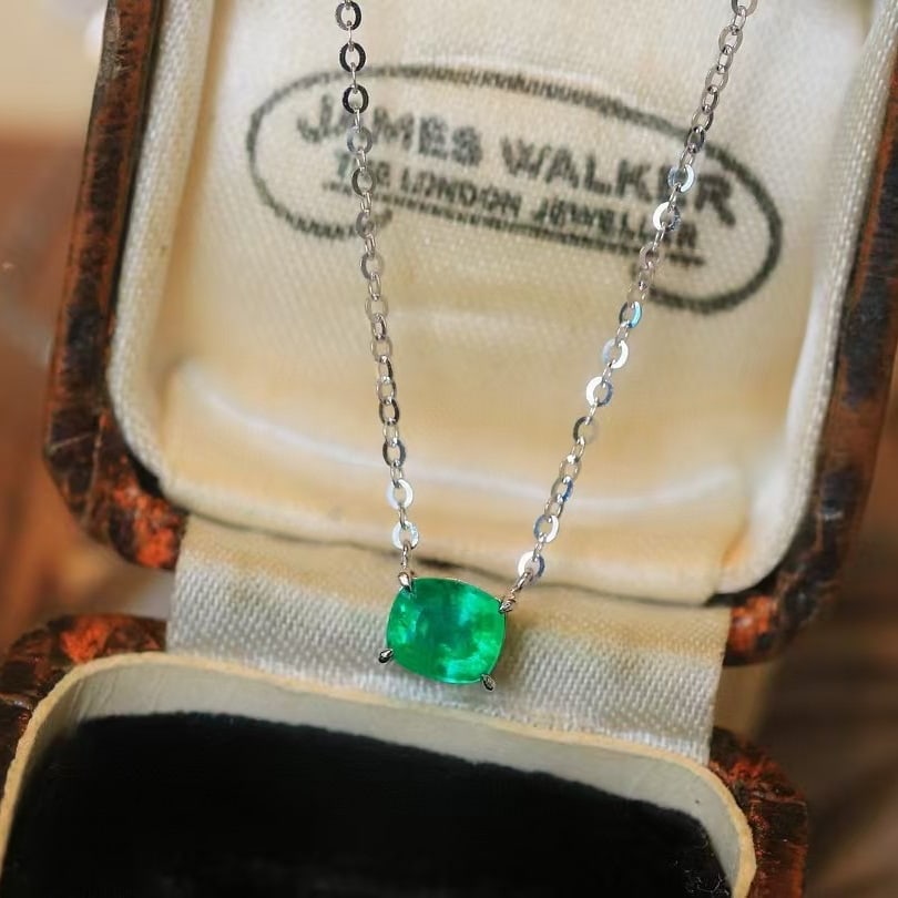 14k Gold 0.53 Ct Vivid Green Natural Emerald Necklace - 5