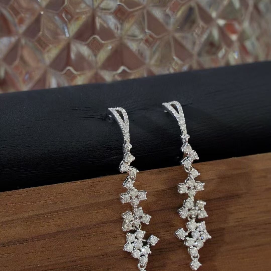 14k Gold 1.10 Ct Natural H Diamond Earrings: Ref:230969160 // gold content:14k gold // main gemstone:diamond // shape:round // carat weight:1. 10ct // clarity grade:vs-si // color:h // treatment:natural // cut grade:g // Low Estimate: 3700