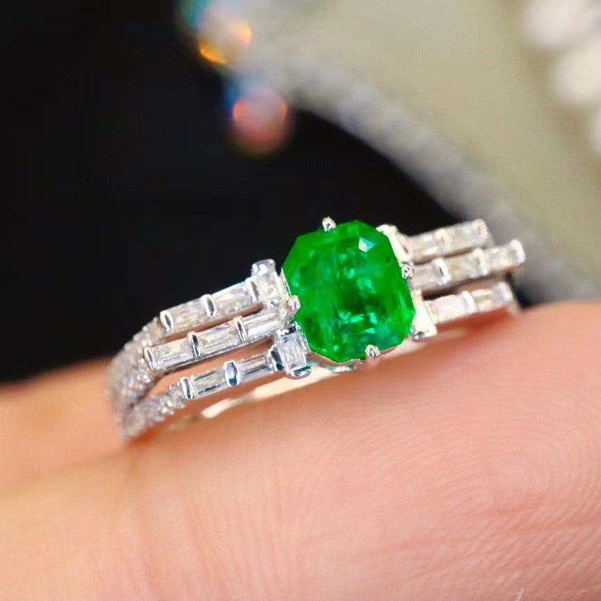 14k Gold 0.88 Ctw Vivid Green Natural Emerald & Diamond Ring - 2