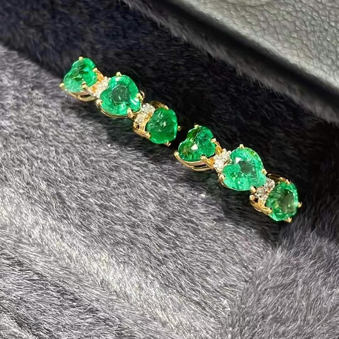 14k Gold 2 Ct Natural Emerald & Diamond Earrings: Ref:230969238 // gold content:14k gold // main gemstone:emerald // shape:heart // carat weight:2ct // color:green // treatment:natural // // adjacent gemstone 2 : diamond // shape:round // clarity