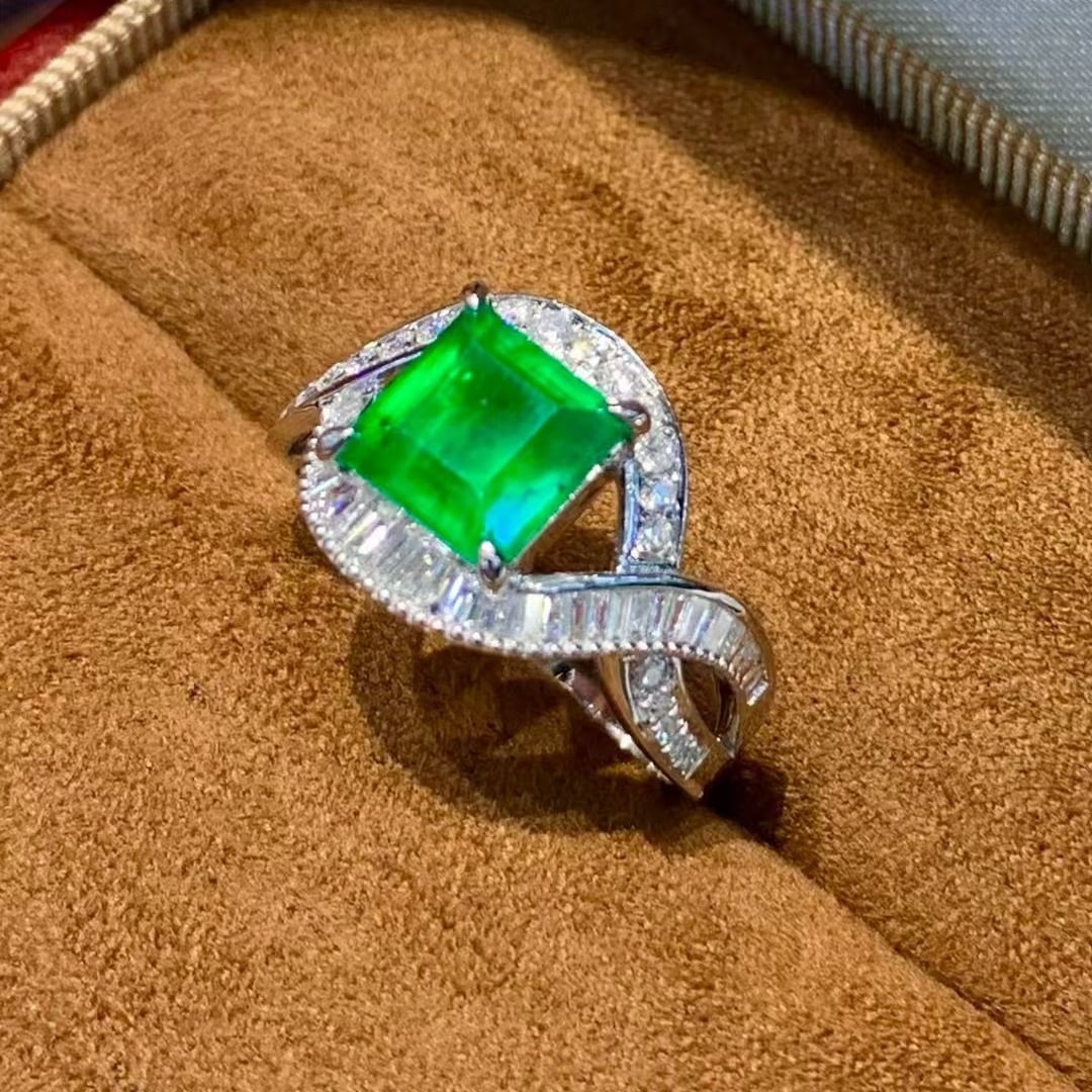 14k Gold 1.9 Ct Natural Emerald & Diamond Ring - 2