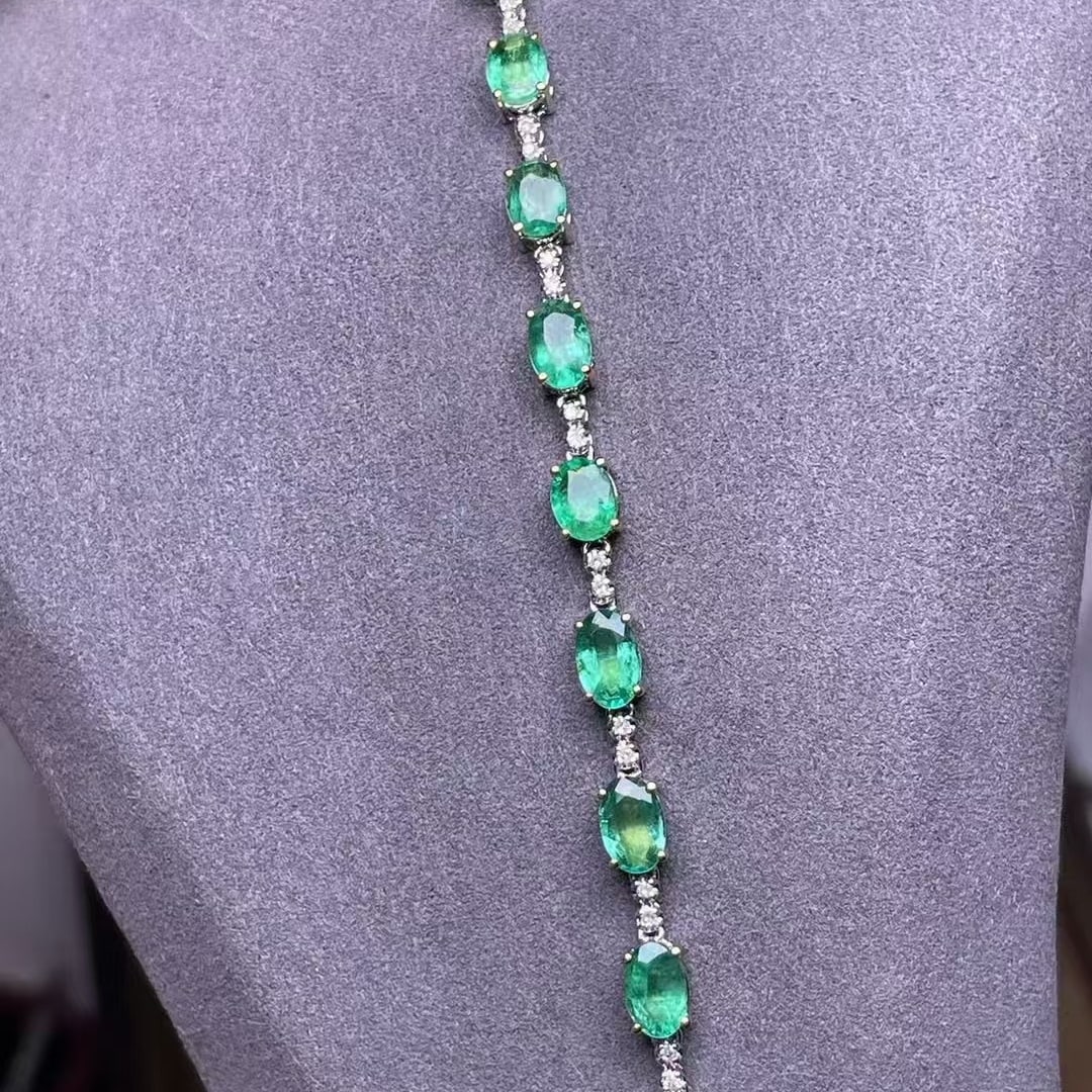 14k Gold 3.65 Ct Natural Emerald & Diamond Bracelet: Ref:230969130 // gold content:14k gold // main gemstone:emerald // shape:oval // carat weight:3. 65ct // color:green // treatment:natural // // adjacent gemstone 2 : diamond // shape:round // clarity