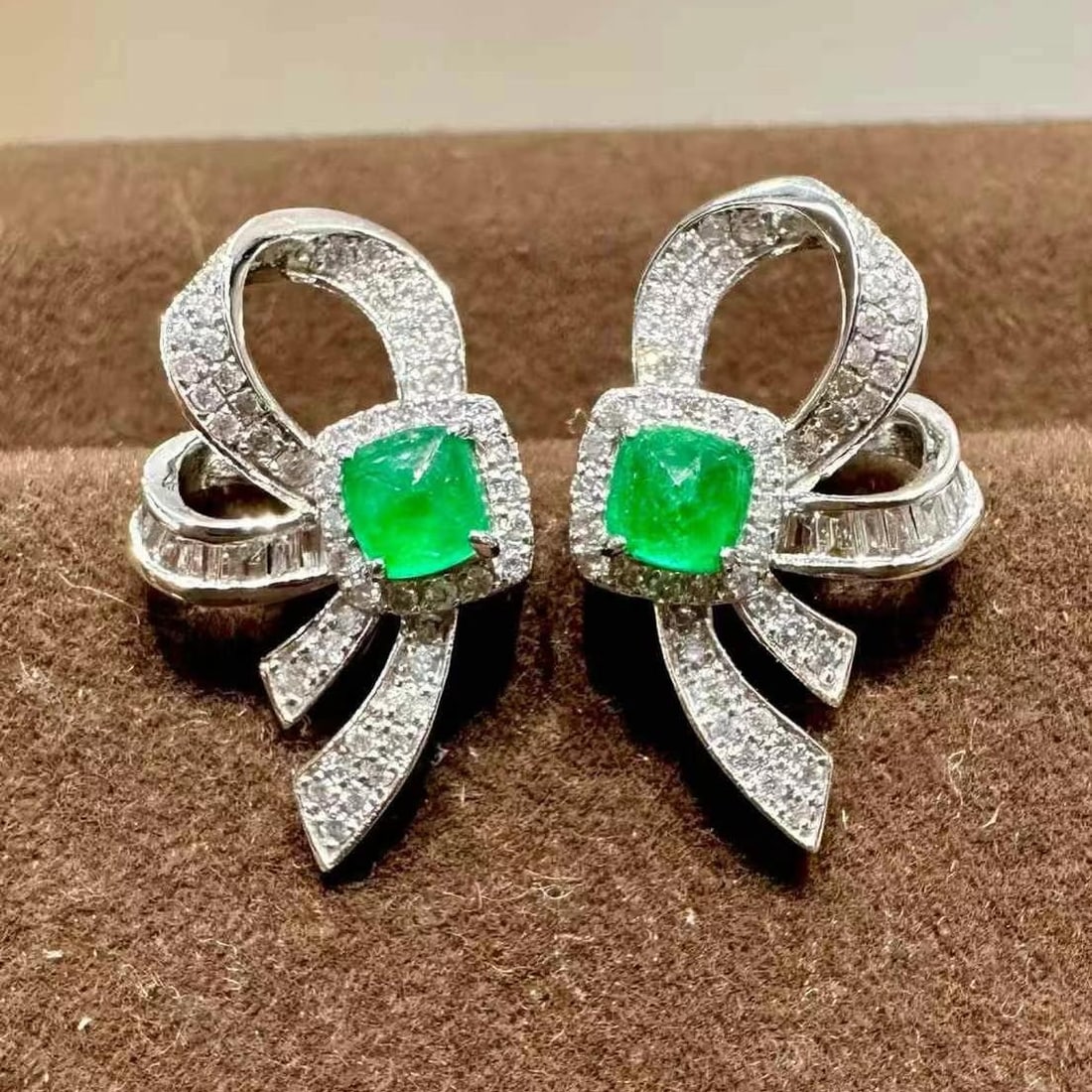 14k Gold 0.82 Ctw Natural Emerald & Diamond Earrings - 6