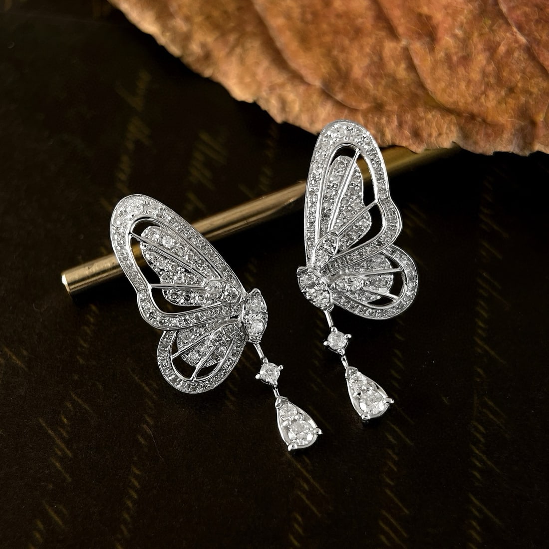14k Gold 0.56 Ct Natural H Diamond & Butterfly Earrings: Ref:230970016 // gold content:14k gold // main gemstone:diamond // shape:round // carat weight:0. 56ct // clarity grade:vs-si // color:h // treatment:natural // cut grade:g // Low Estimate: 2400