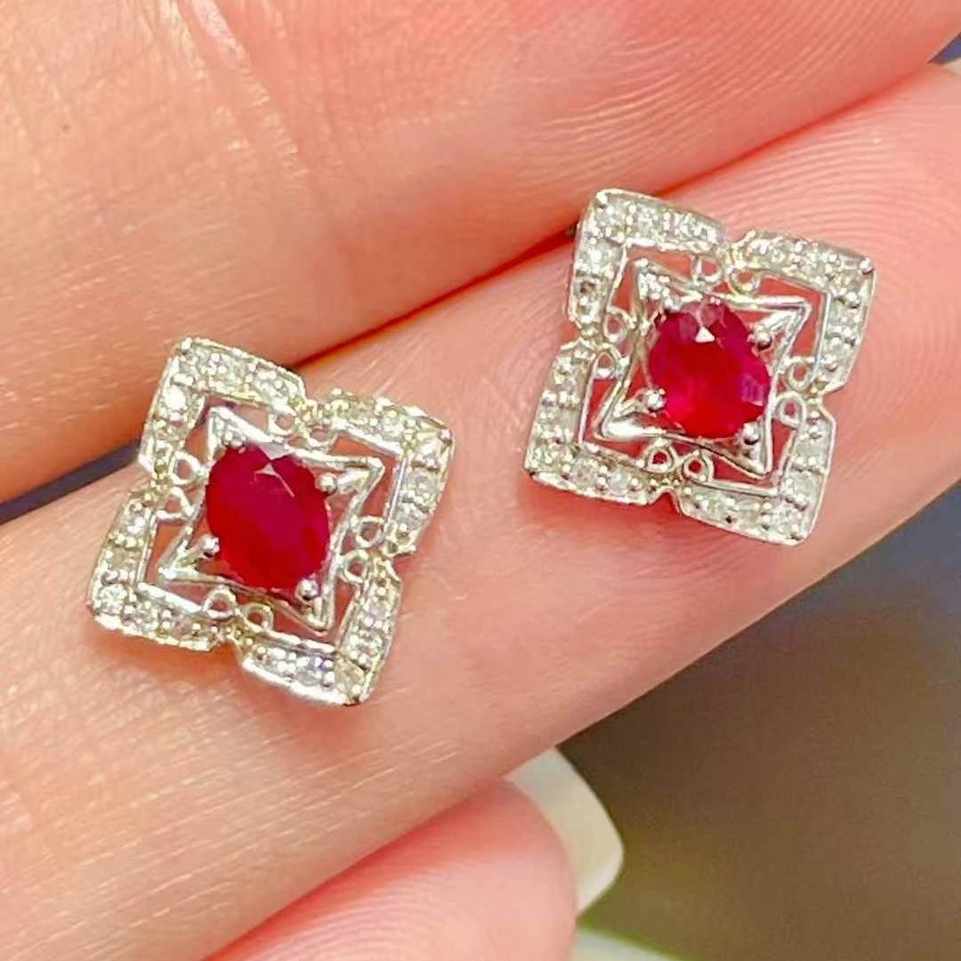 14k Gold 0.62 Ctw Natural Ruby & Diamond Earrings: Ref:230969240 // gold content:14k gold // main gemstone:ruby // shape:oval // carat weight:0. 5ct // color:pigeonblood red // treatment:natural // // adjacent gemstone 2 : diamond // shape:round //