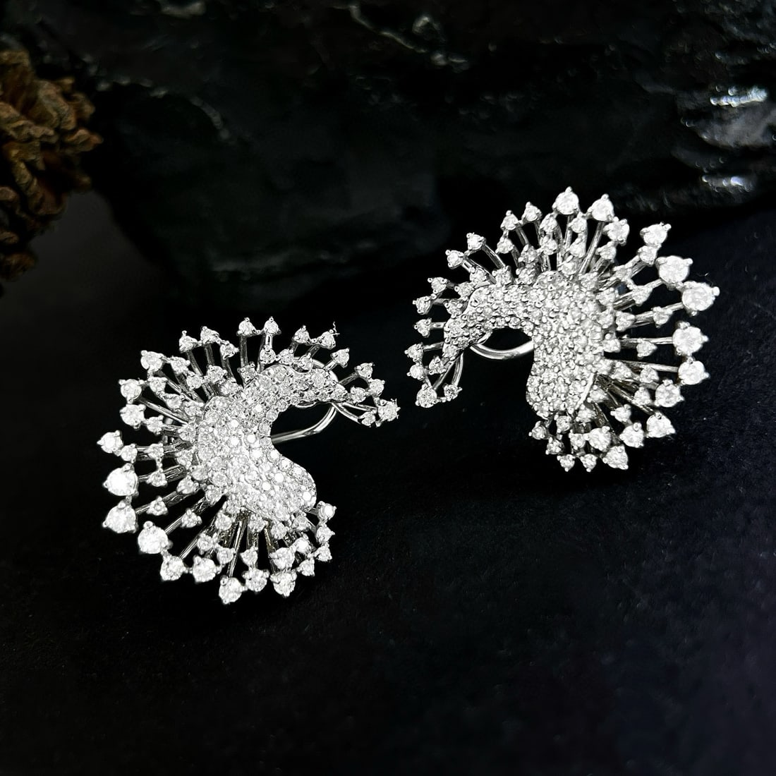 14k Gold 1.44 Ct Natural H Diamond Earrings: Ref:230970019 // gold content:14k gold // main gemstone:diamond // shape:round // carat weight:1. 44ct // clarity grade:vs-si // color:h // treatment:natural // cut grade:g // Low Estimate: 5500