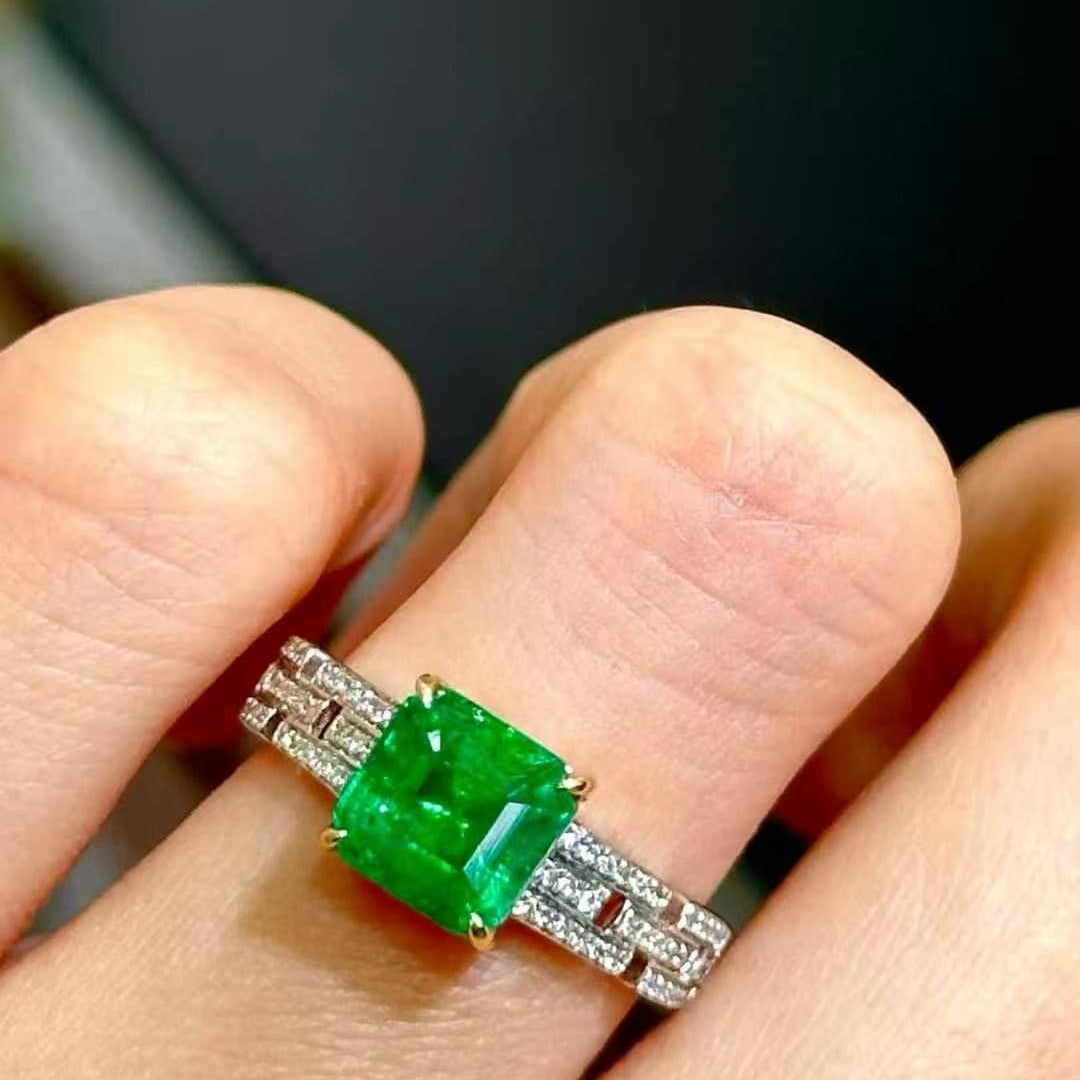 14k Gold 1.8 Ct Vivid Green Natural Emerald & Diamond Ring - 2